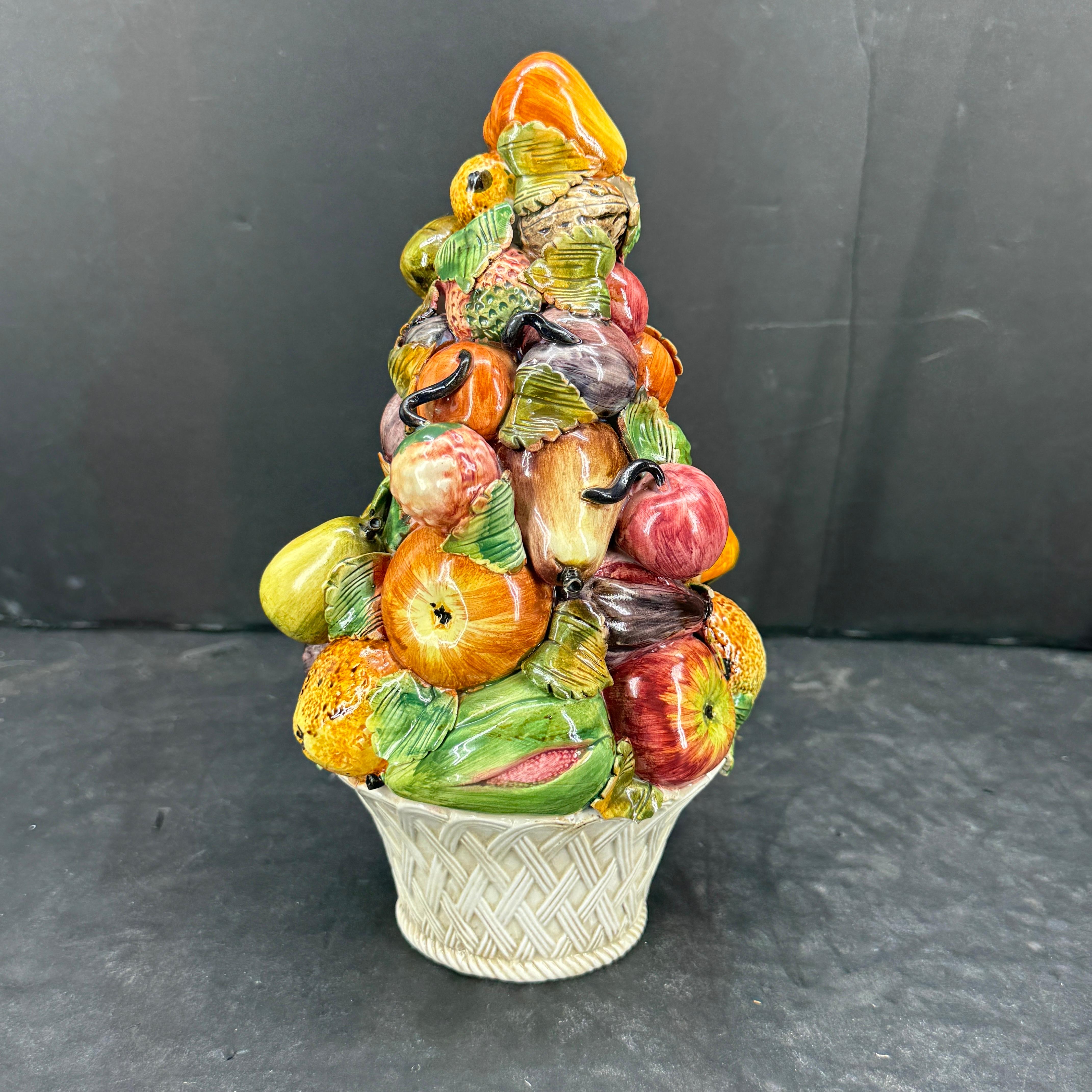 Centro de mesa de cerámica italiana con cesta de frutas Topiary Compote en venta 4