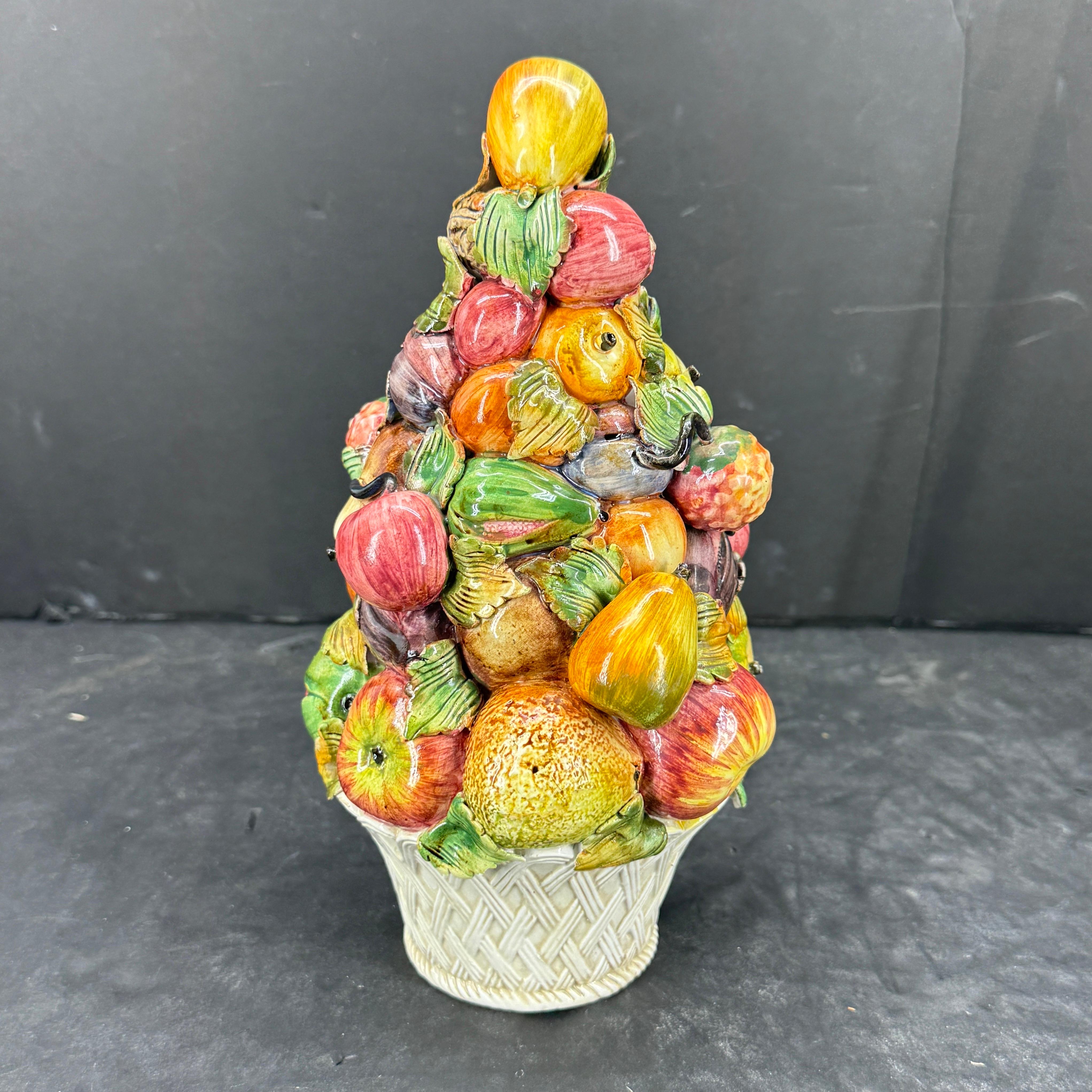 Centro de mesa de cerámica italiana con cesta de frutas Topiary Compote en venta 5