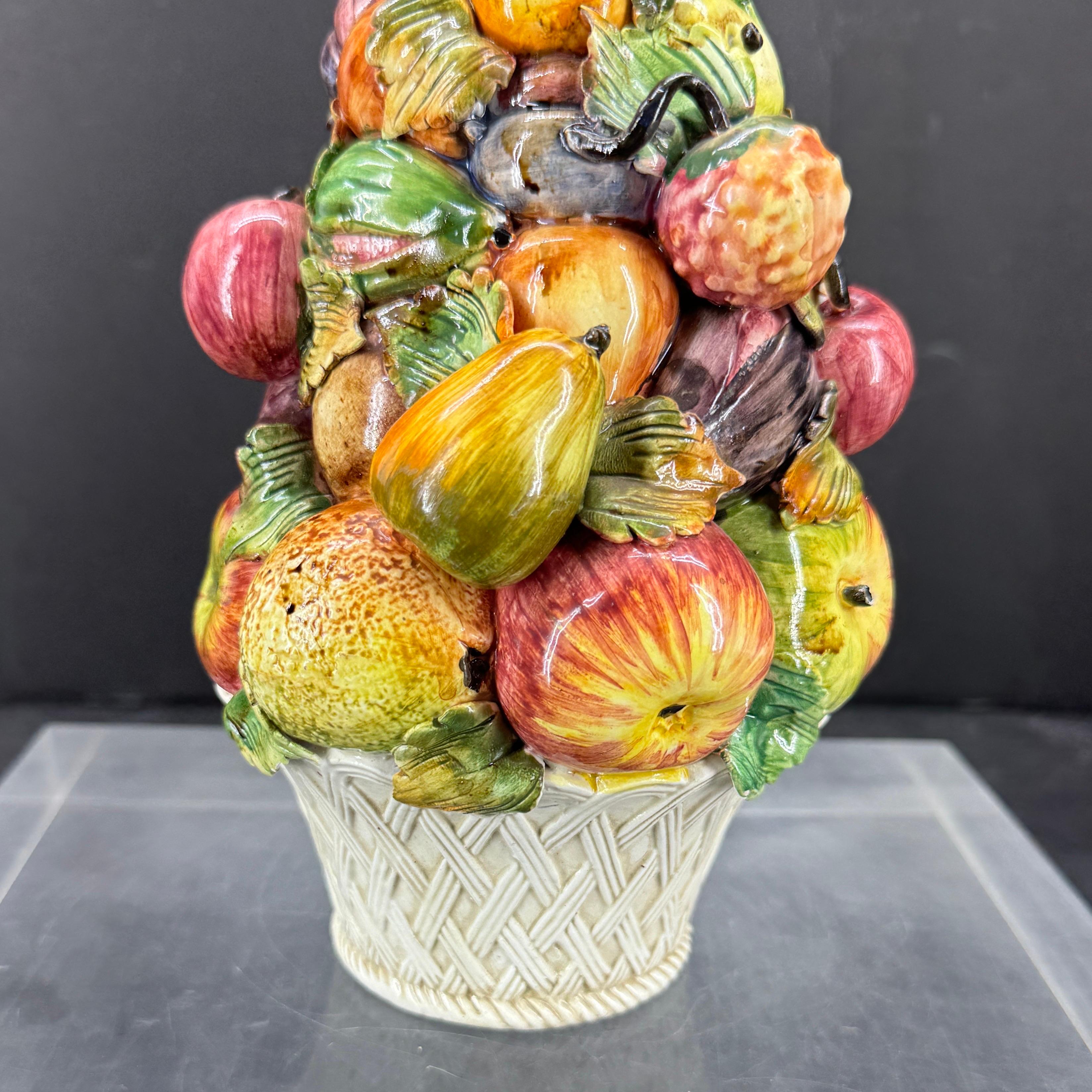 Centro de mesa de cerámica italiana con cesta de frutas Topiary Compote Moderno de mediados de siglo en venta