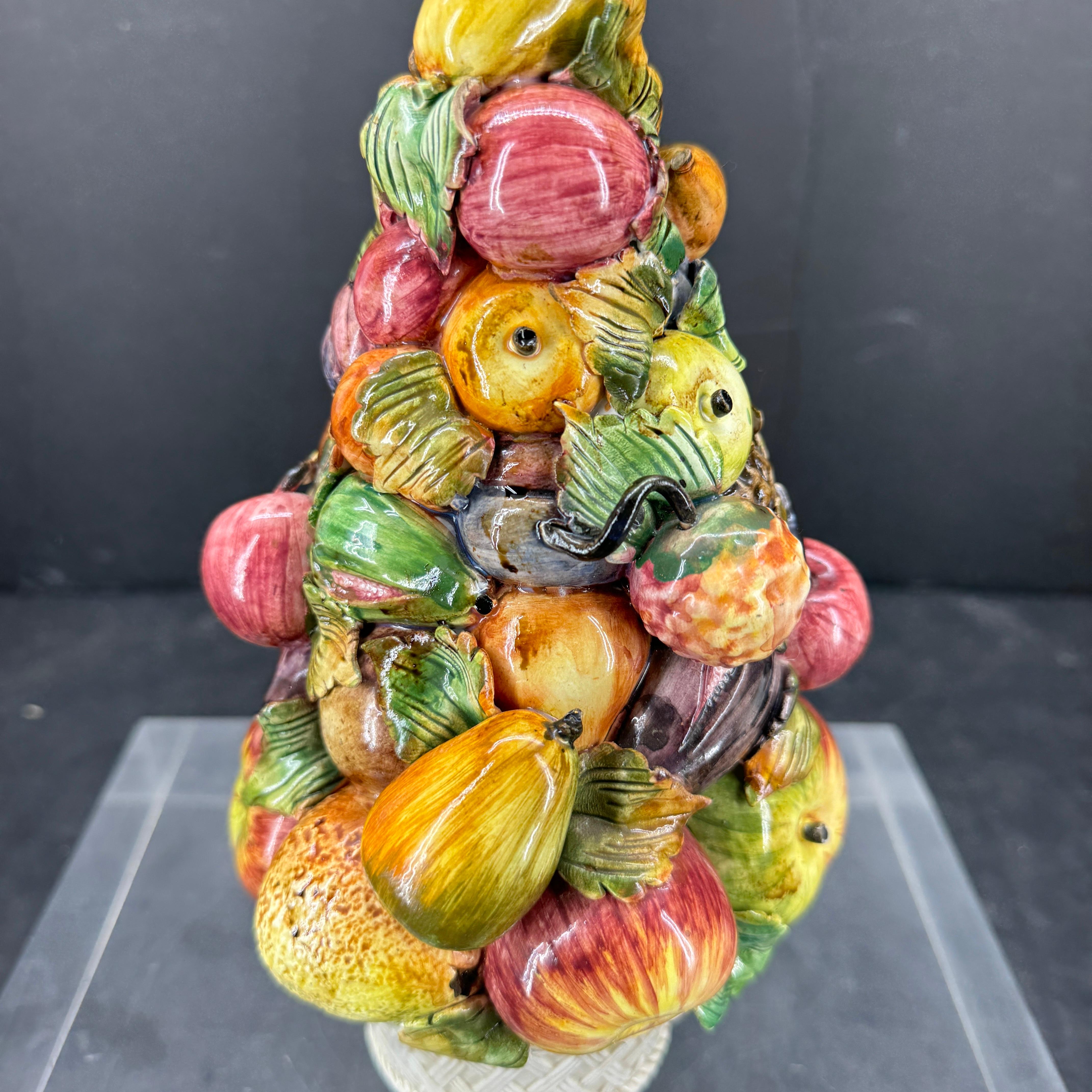 Centro de mesa de cerámica italiana con cesta de frutas Topiary Compote Italiano en venta