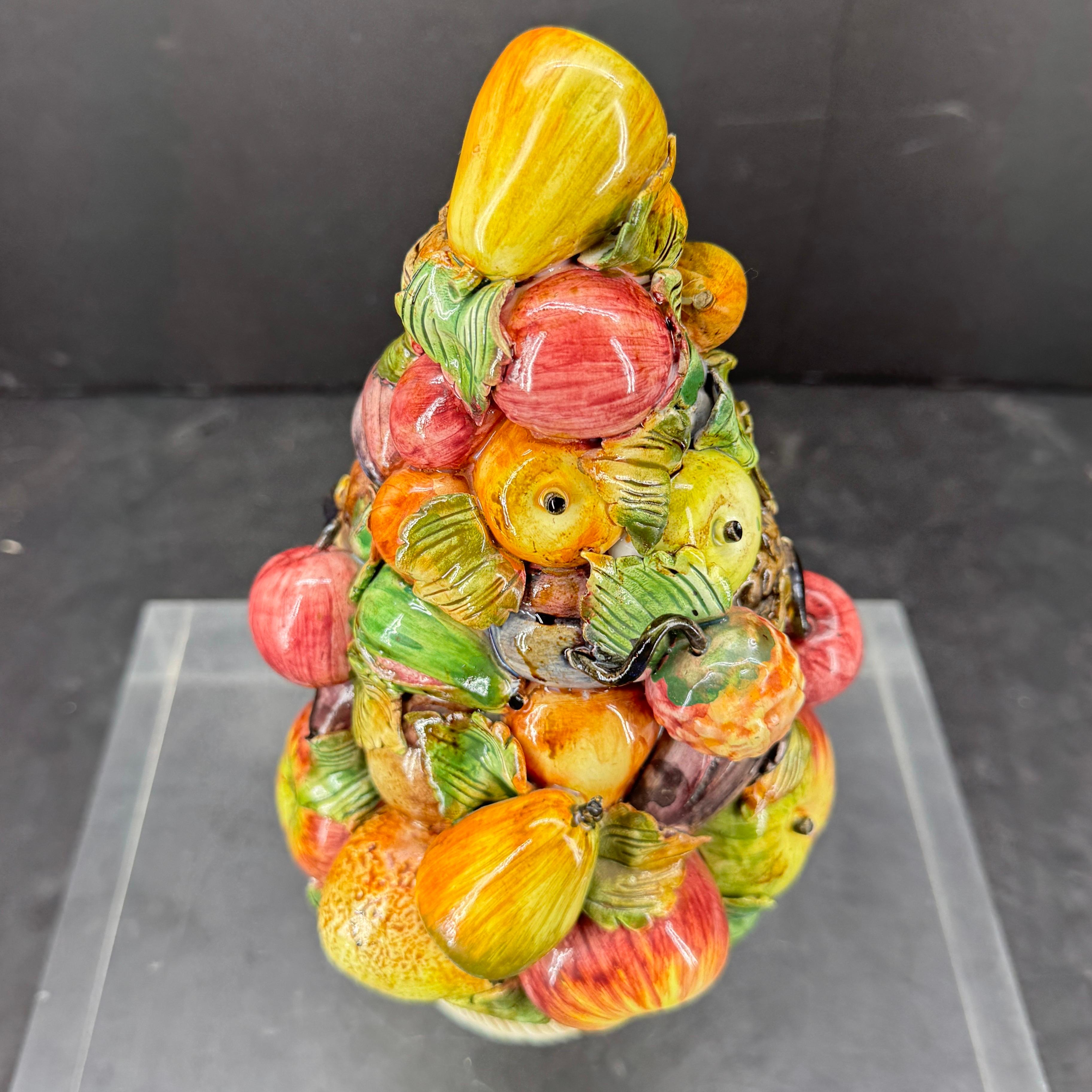Centro de mesa de cerámica italiana con cesta de frutas Topiary Compote Hecho a mano en venta