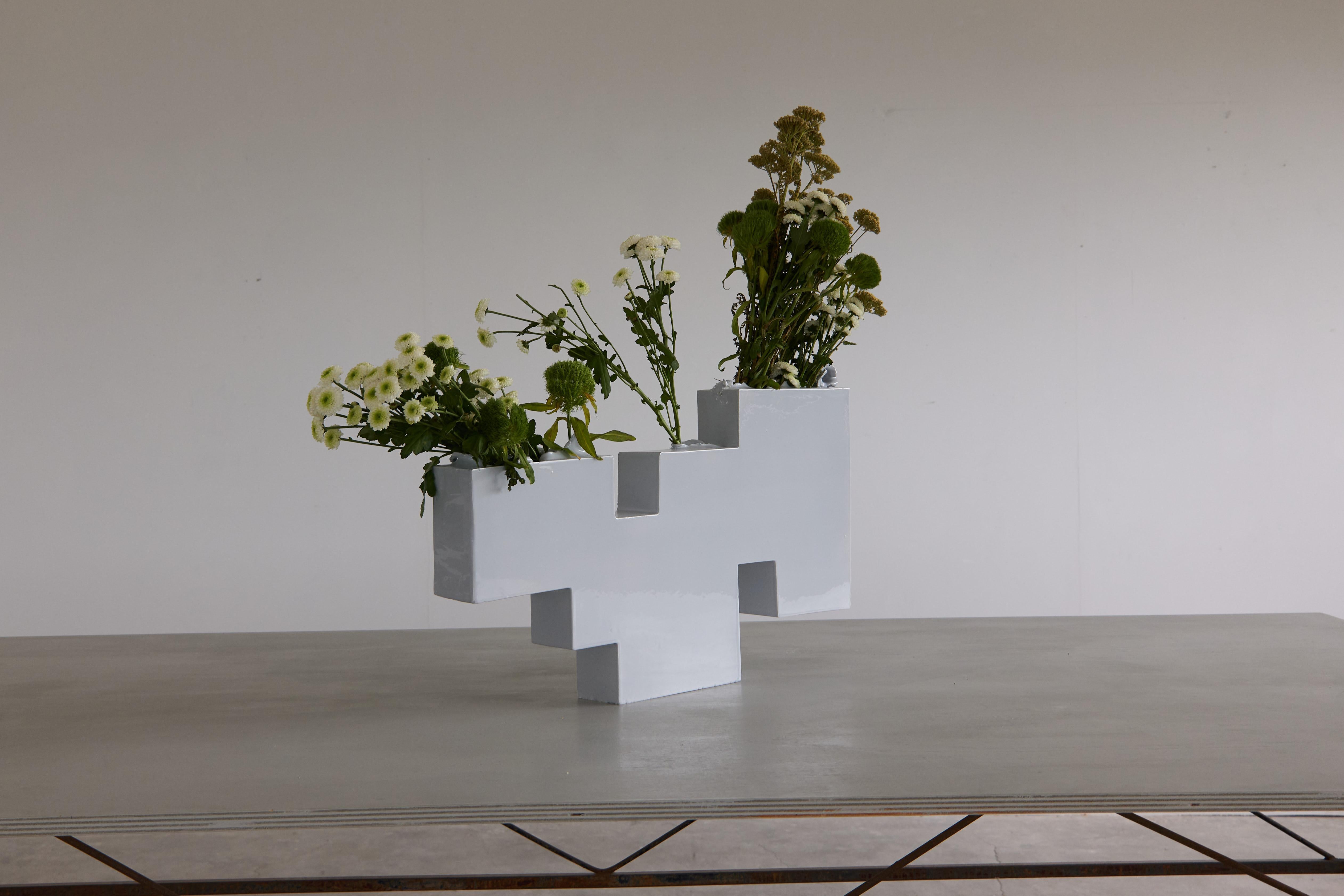 Dies ist Brick #5 - eine Vase, die mit einzigartigen Öffnungen geformt und gestaltet wurde, die die rohe, natürliche Textur des Tons enthüllen. Die Unvollkommenheiten und Unregelmäßigkeiten unterstreichen die Kunstfertigkeit und den Prozess der