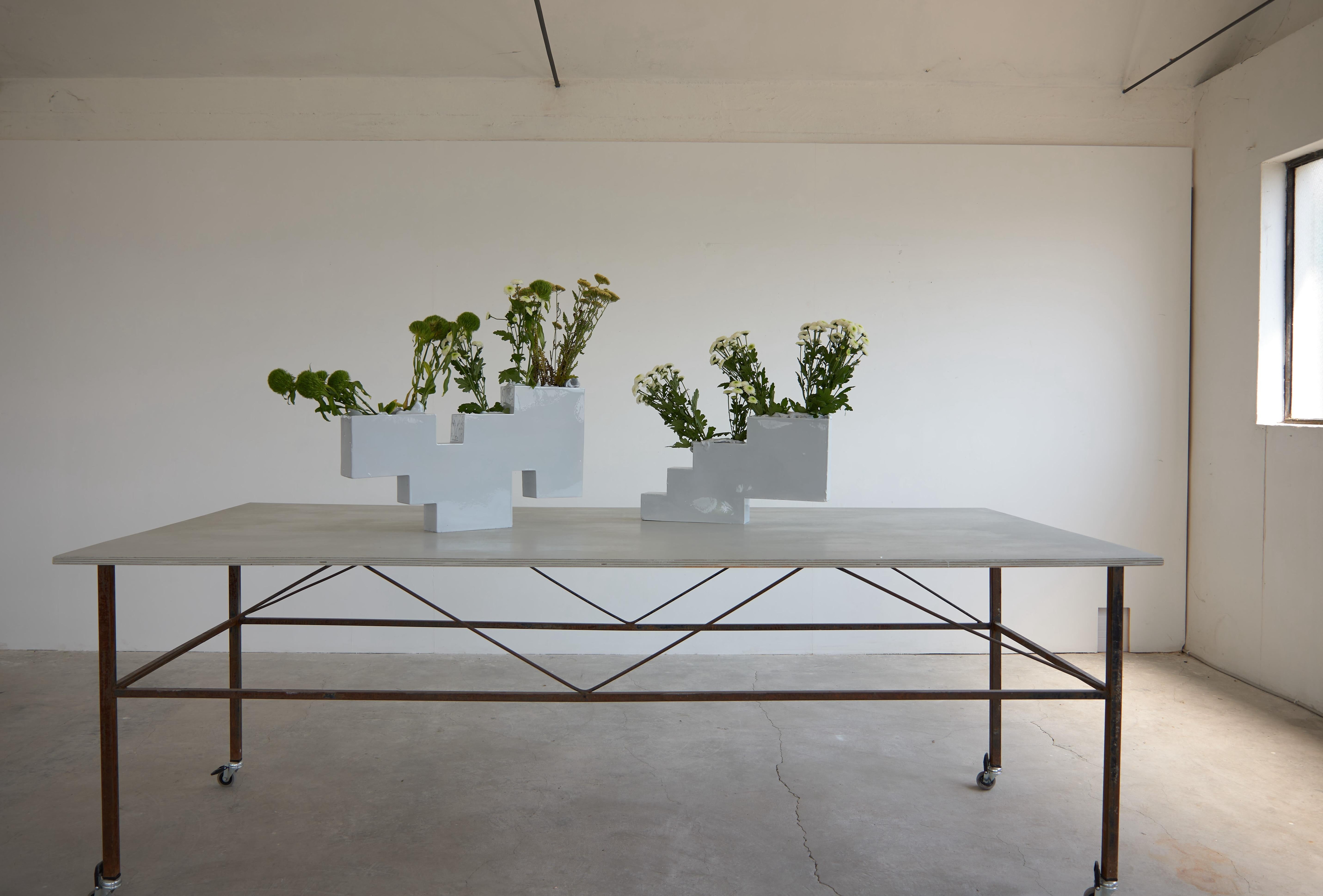 Geometrische Vase aus italienischer Keramik von der Künstlerin Jenna Basso Pietrobon (Glasiert) im Angebot