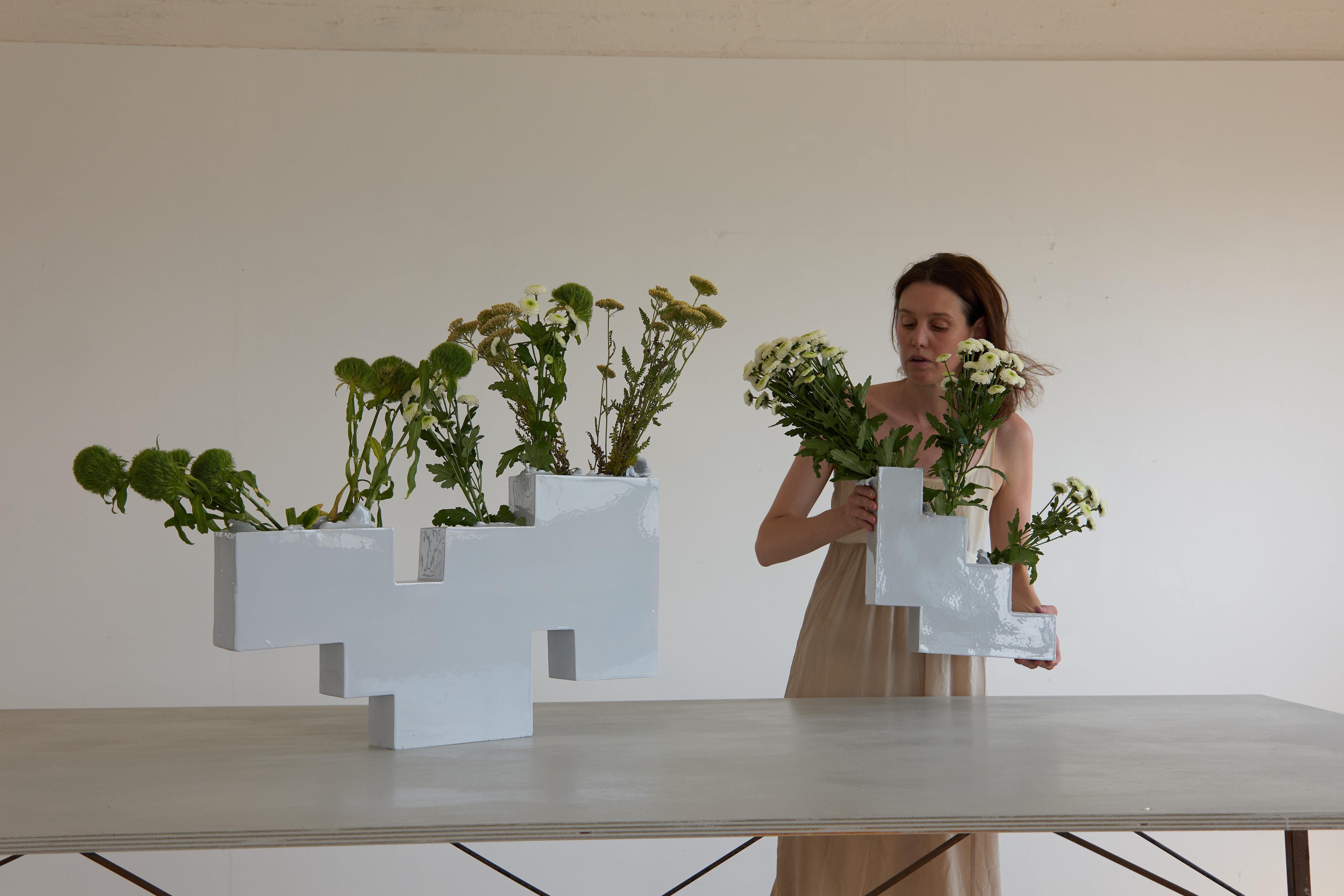 Geometrische Vase aus italienischer Keramik von der Künstlerin Jenna Basso Pietrobon (21. Jahrhundert und zeitgenössisch) im Angebot