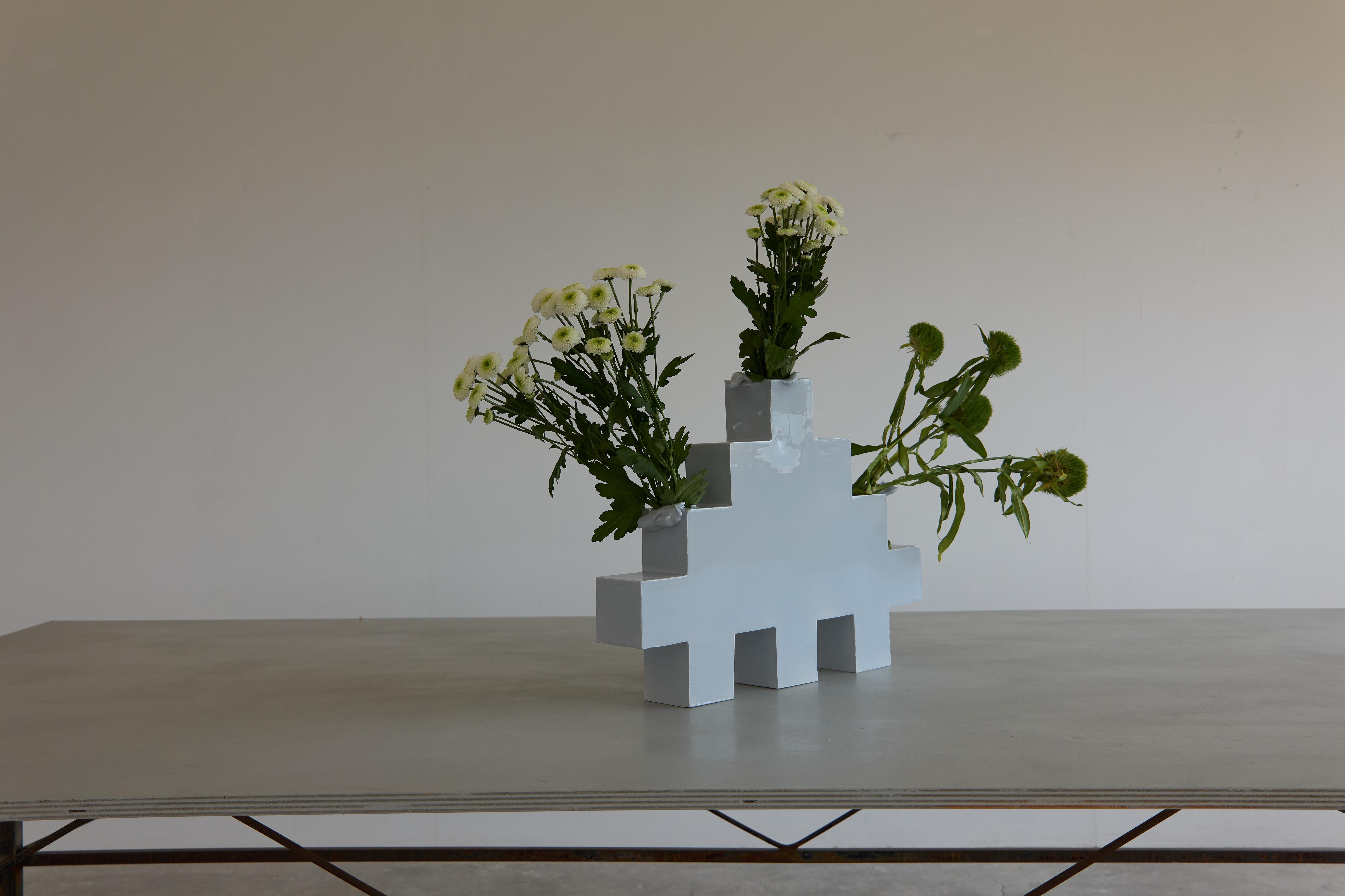 Geometrische Vase aus italienischer Keramik von der Künstlerin Jenna Basso Pietrobon im Angebot 1