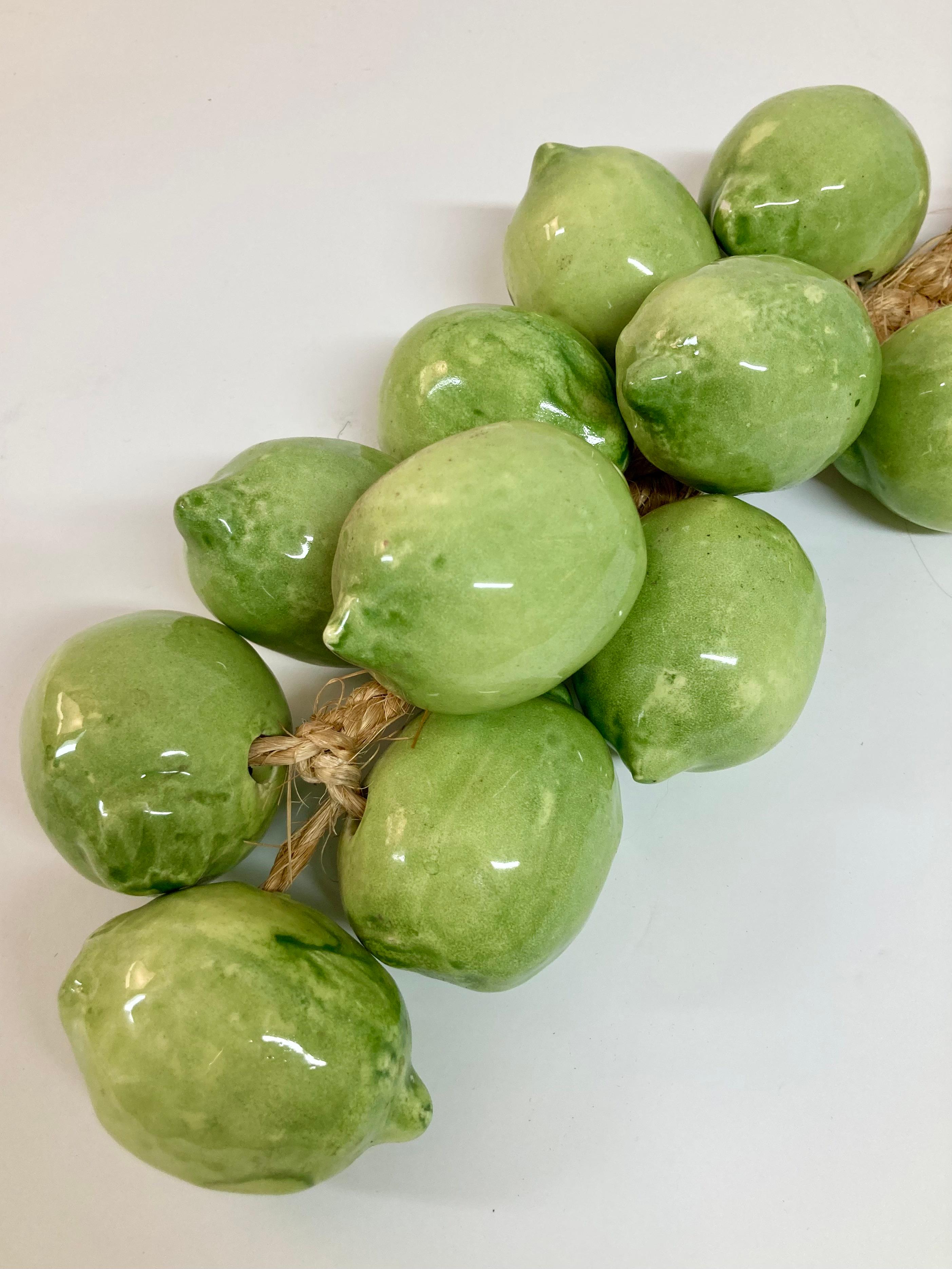 Limes vertes sur paille émaillées en céramique italienne en vente 4