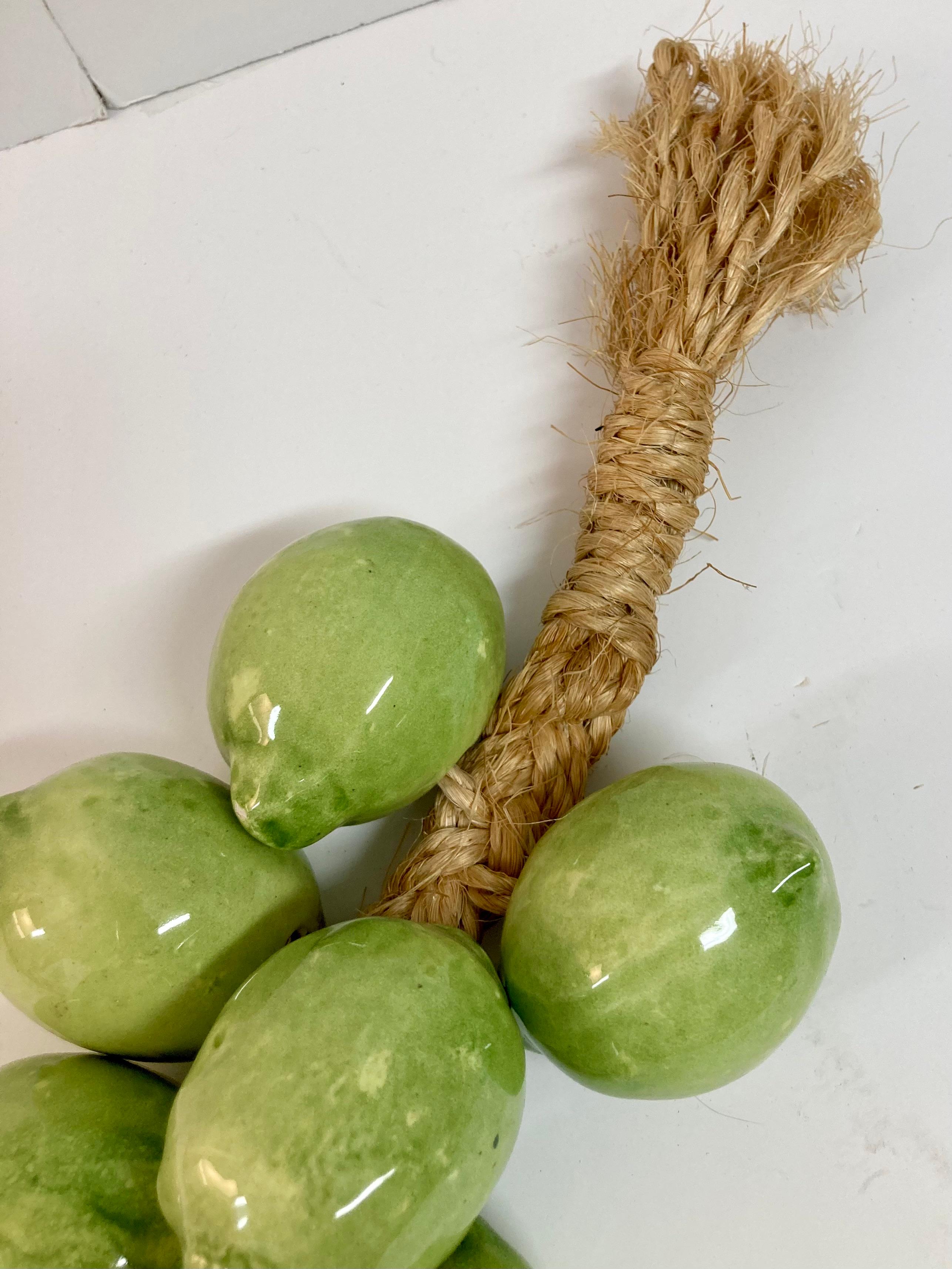 Limes vertes sur paille émaillées en céramique italienne en vente 1