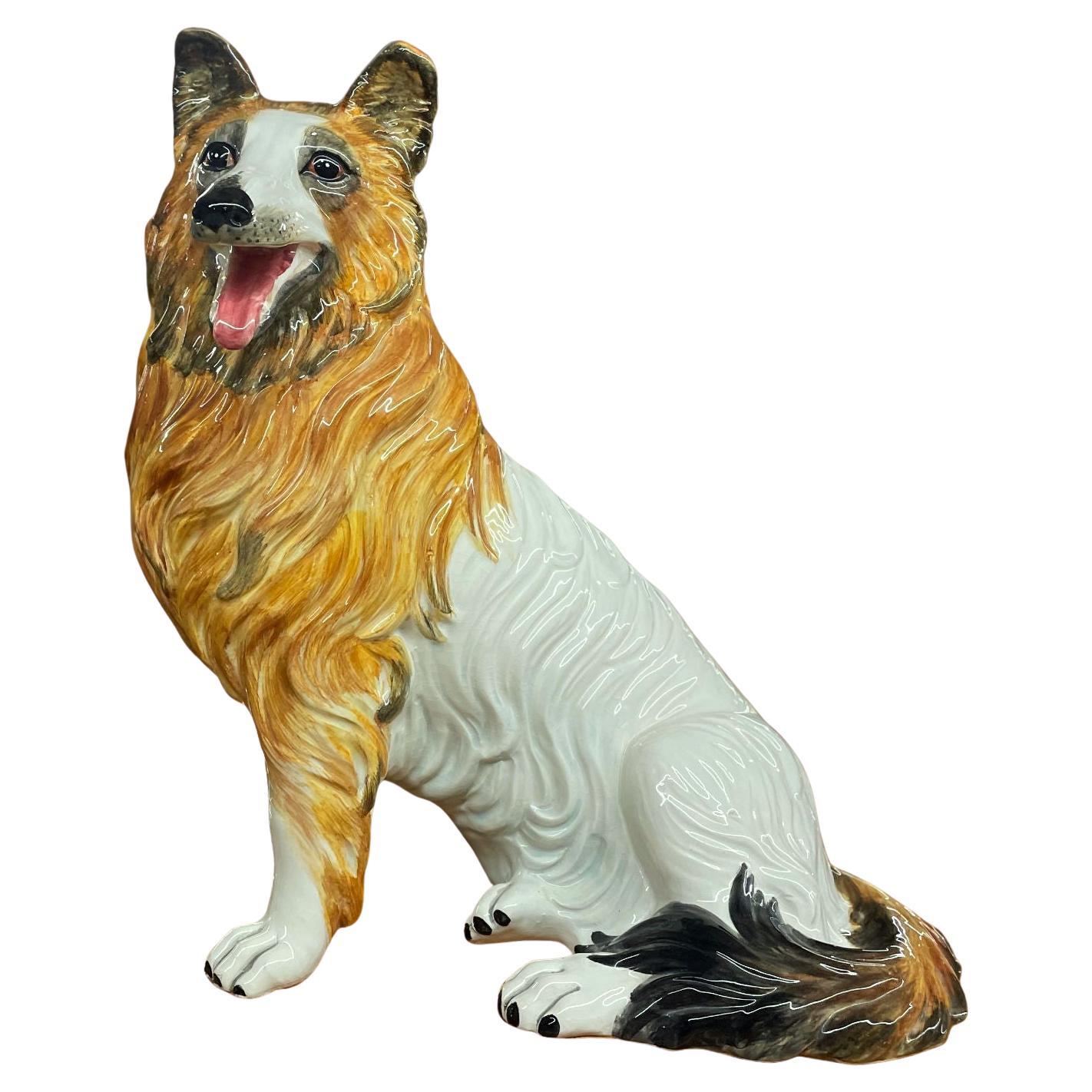 Colli in ceramica italiana vintage dipinti a mano. Questo affascinante cucciolo ha un sorriso incantevole sul suo adorabile musetto. An He è dipinto magnificamente con un'atmosfera di marrone, grigio e nero. La sua pelliccia e i tratti del viso sono