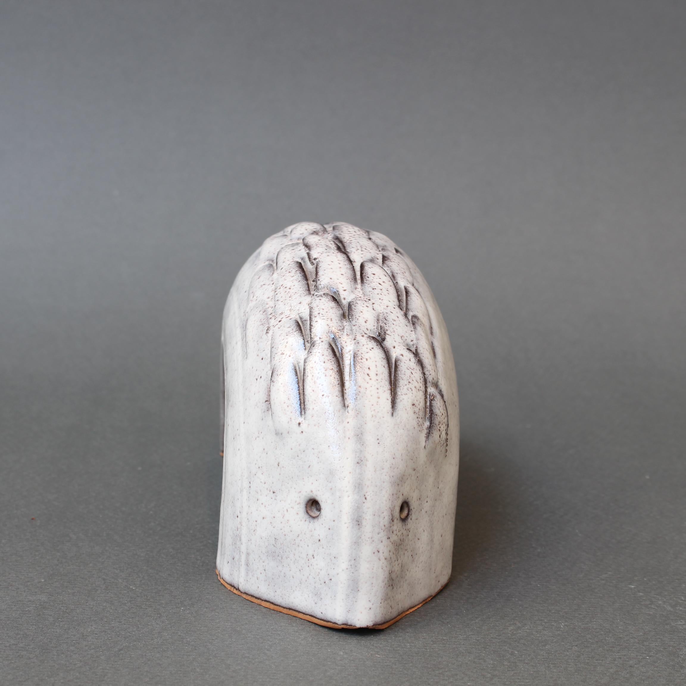 Italian ceramic hedgehog sculpture (circa 1970s) by Alessio Tasca (born 1929). This endearing, minimalist ceramic hedgehog is of the Italian school style most likely inspired by the works of his compatriot, Bruno Gambone. Combining curves,