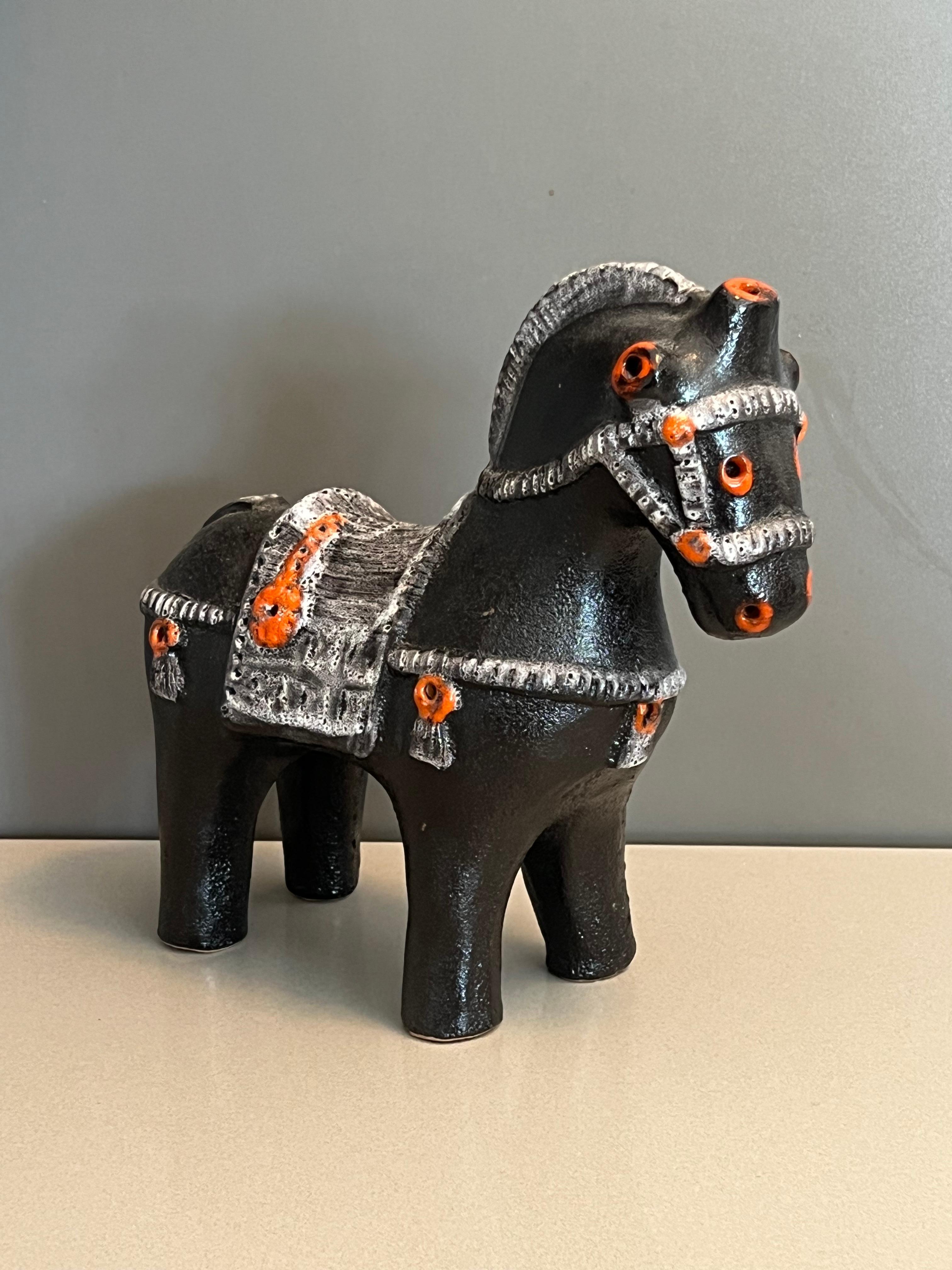 Cavallo italiano in ceramica del 1970 di Aldo Londi per Bitossi. 
Smaltato di nero con dettagli bianchi e arancioni. 
Marchio Italia sotto la pancia. 

Misure: Profondità 4,5