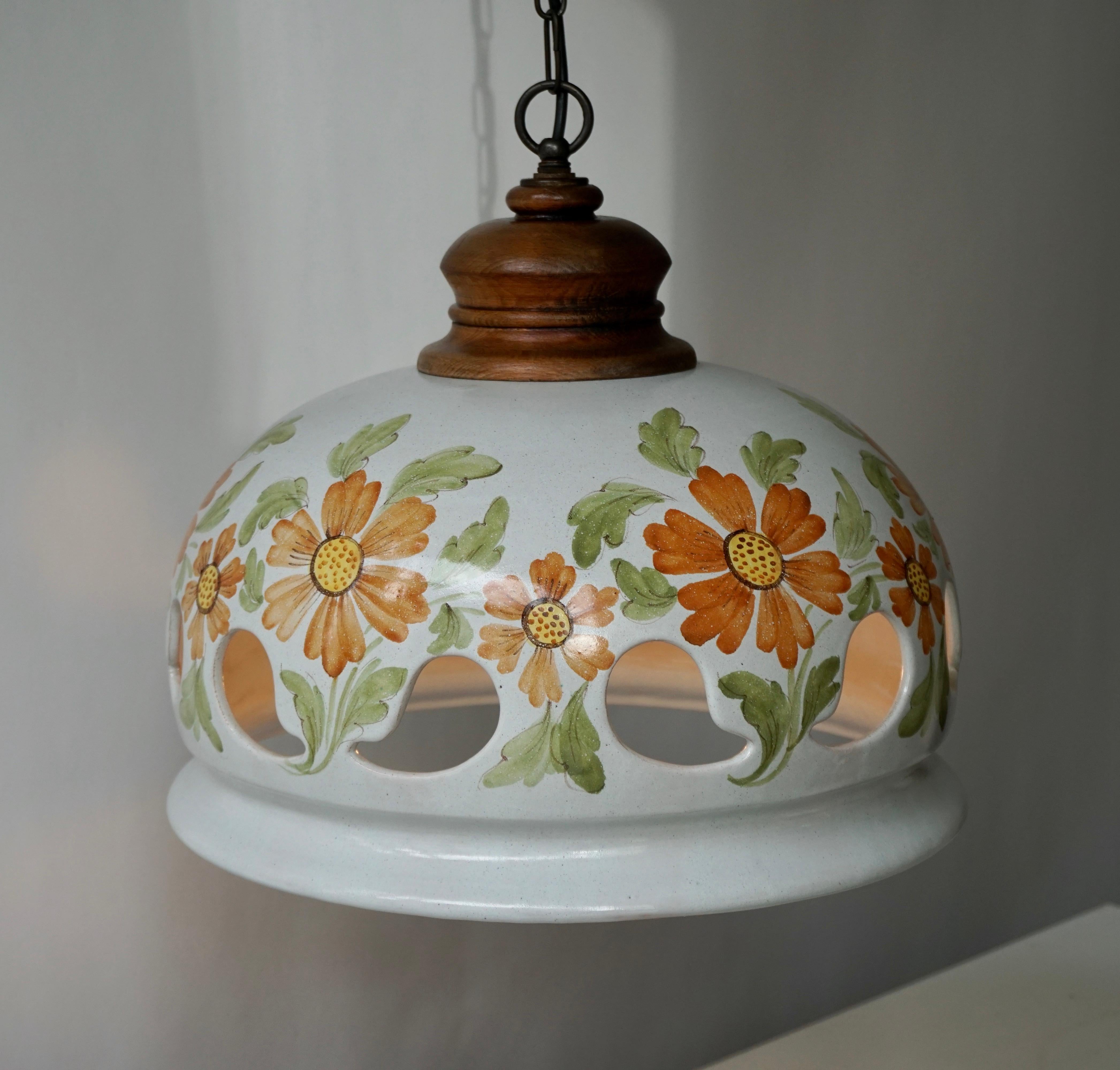 Italian ceramic table lamp.
Flower decoration with white ceramic glaze. 
Original electrical system.

Measures: Diameter 40 cm.
Height fixture 35 cm.
Total height 120 cm.