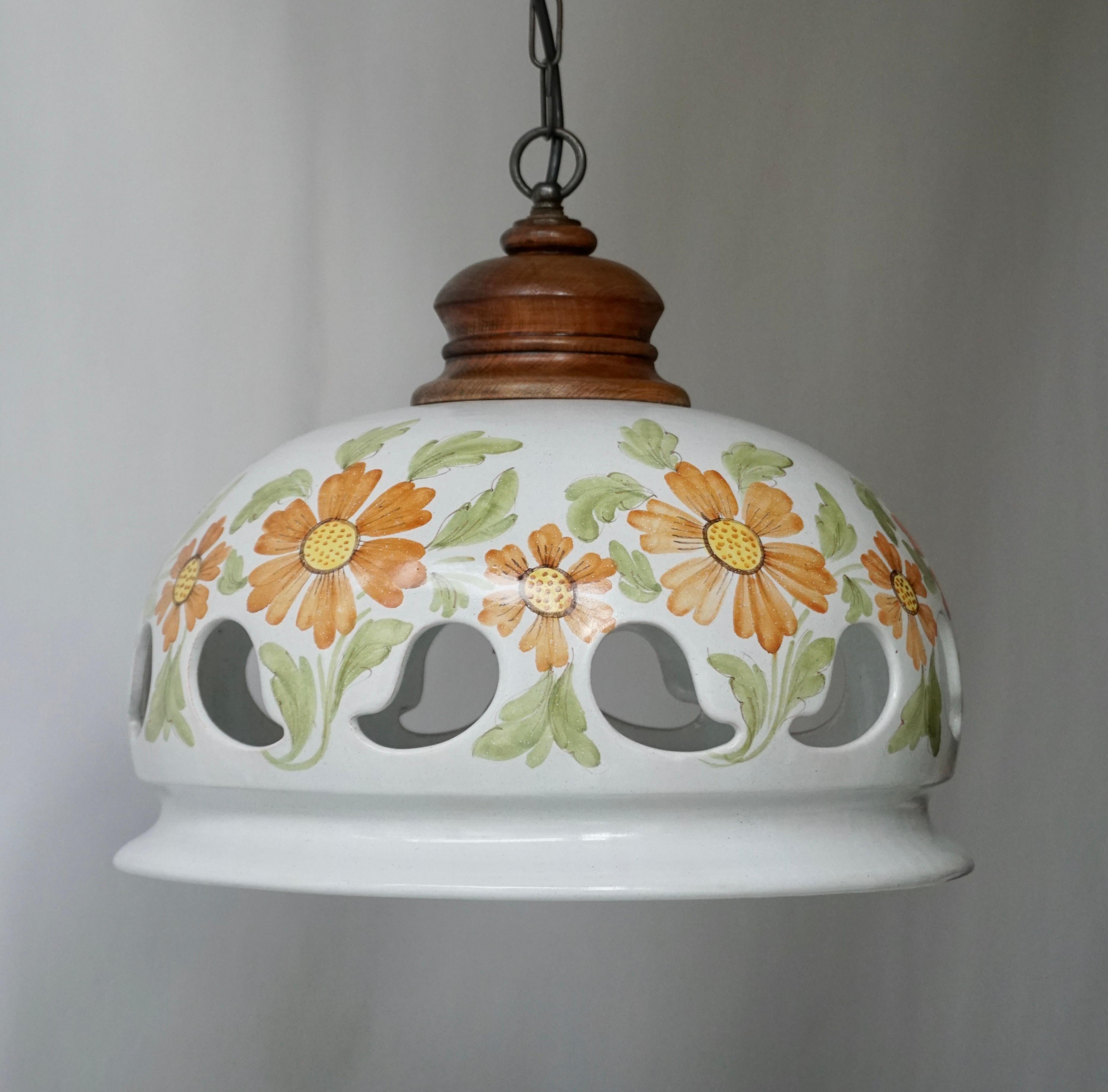 Italienische Keramiklampe mit Blumendekoration aus Keramik, 1970er Jahre (Hollywood Regency) im Angebot