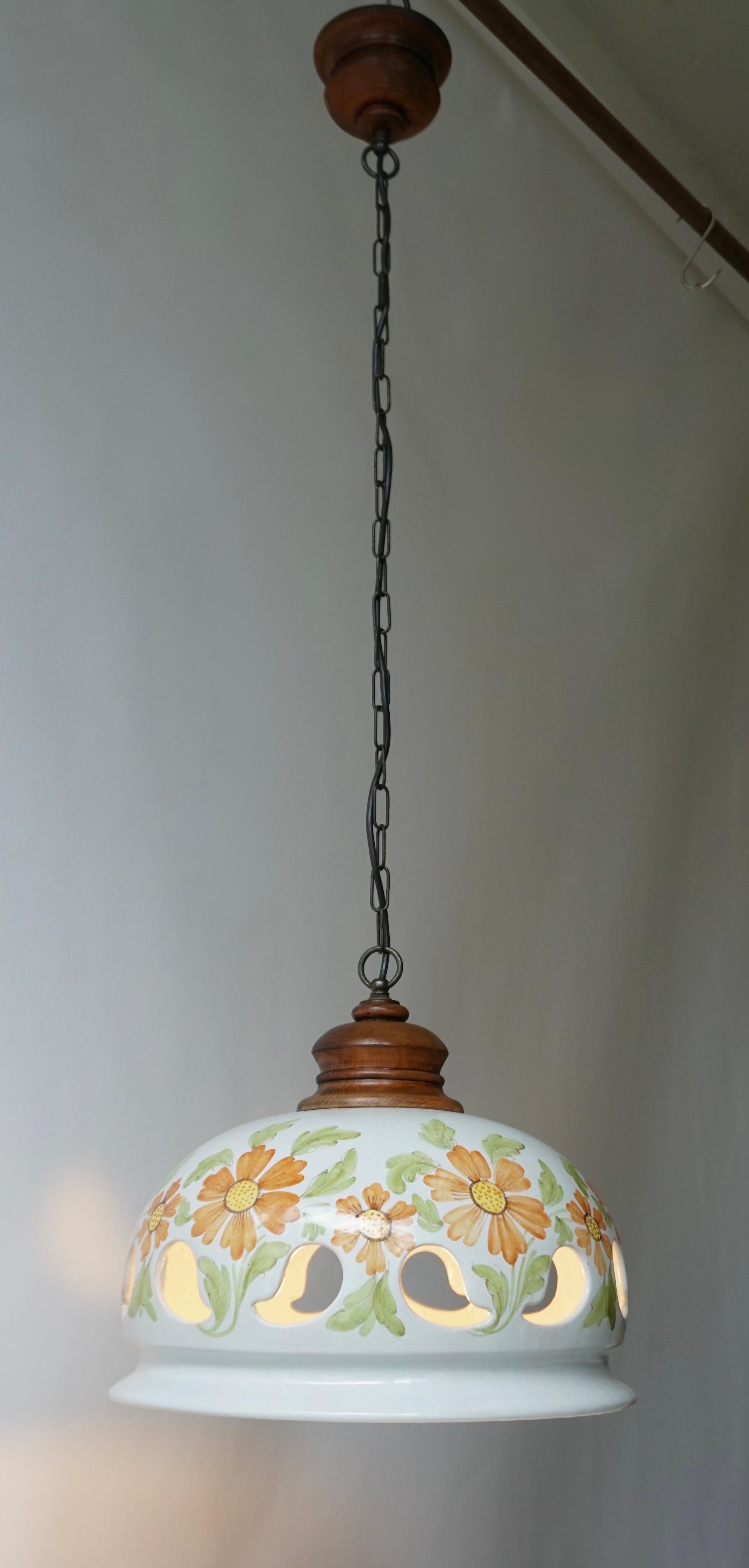 Italienische Keramiklampe mit Blumendekoration aus Keramik, 1970er Jahre (Handbemalt) im Angebot