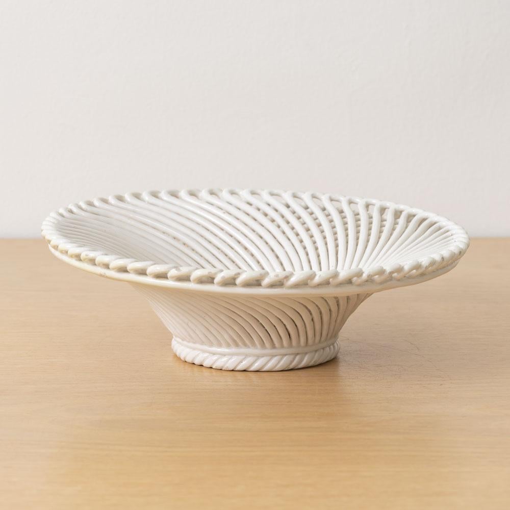 Schöne Vintage-Keramikschale mit geflochtenem Gitter. Schöne cremefarbene Glasur und auf der Unterseite markiert. Vintage-Stück mit leichten Alters- und Gebrauchsspuren. Perfekt als Dekorationsobjekt oder Auffangbehälter.