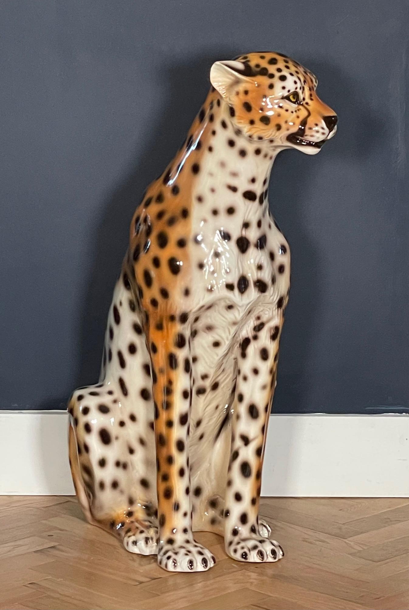 Die in Italien hergestellte Geparden- oder Leopardenstatue aus Keramik ist 30 Zoll groß und verfügt über handgemalte Details und eine helle, glänzende Oberfläche. Sehr guter Zustand, keine Chips oder Risse, siehe Fotos für Details.
 

