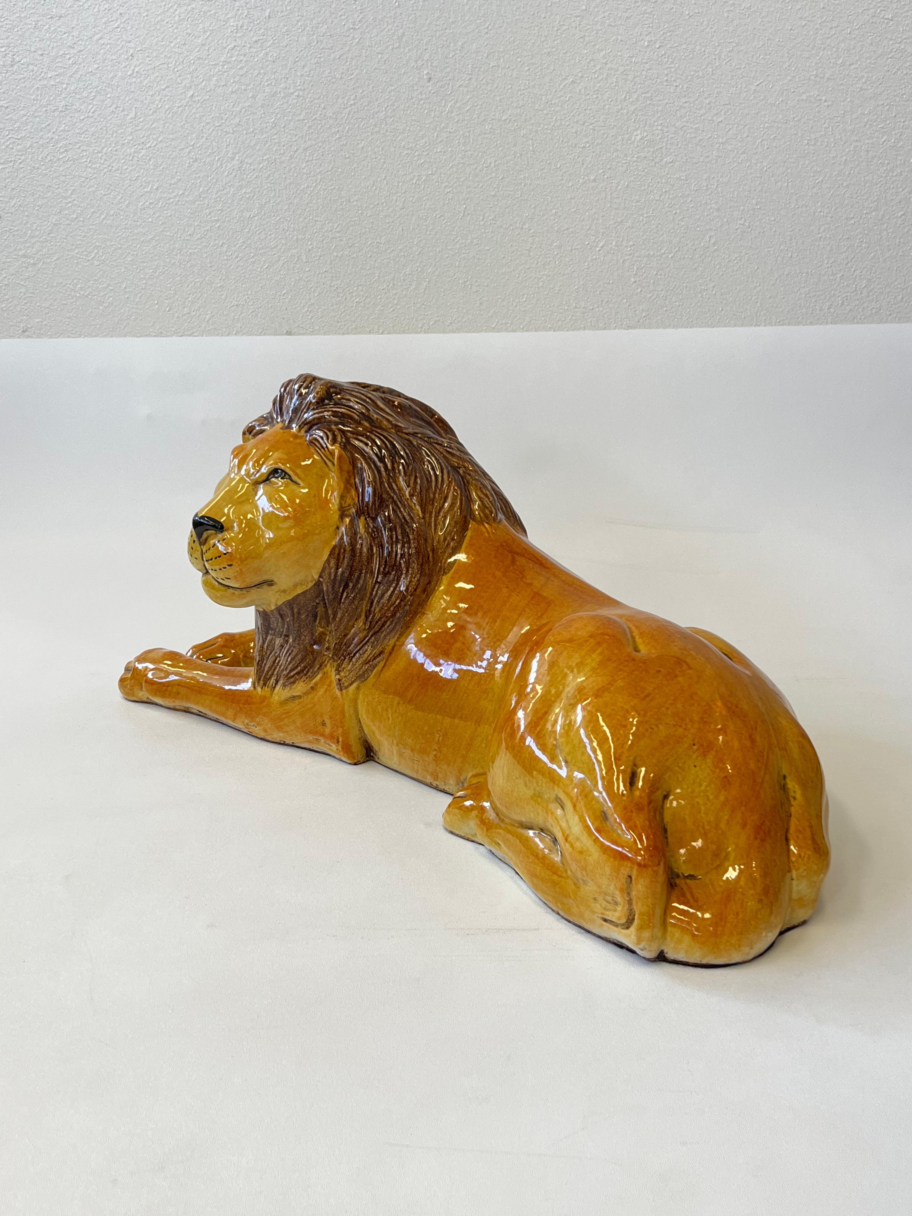 Große italienische handbemalte Löwenskulptur aus Keramik aus den 1970er Jahren. 
In schönem Vintage-Zustand. 
Behält das Label 