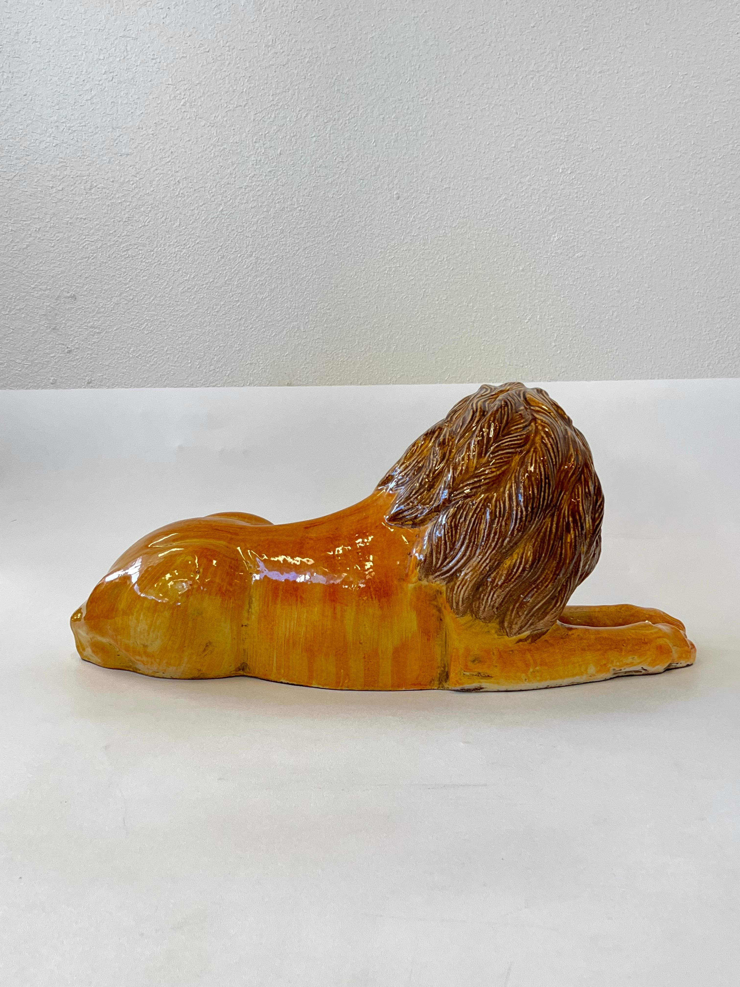 Italienische Löwenskulptur aus Keramik (Hollywood Regency) im Angebot