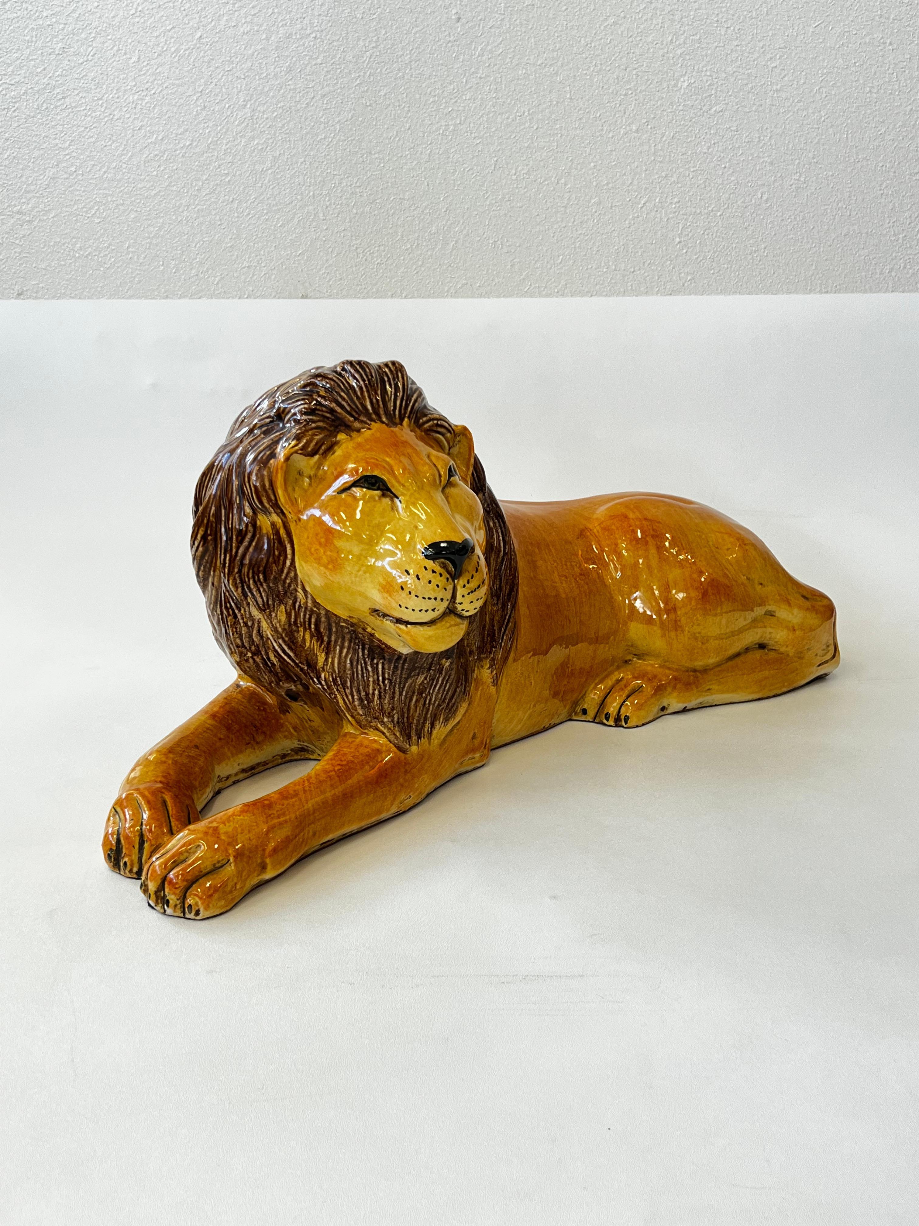Italienische Löwenskulptur aus Keramik (Glasiert) im Angebot