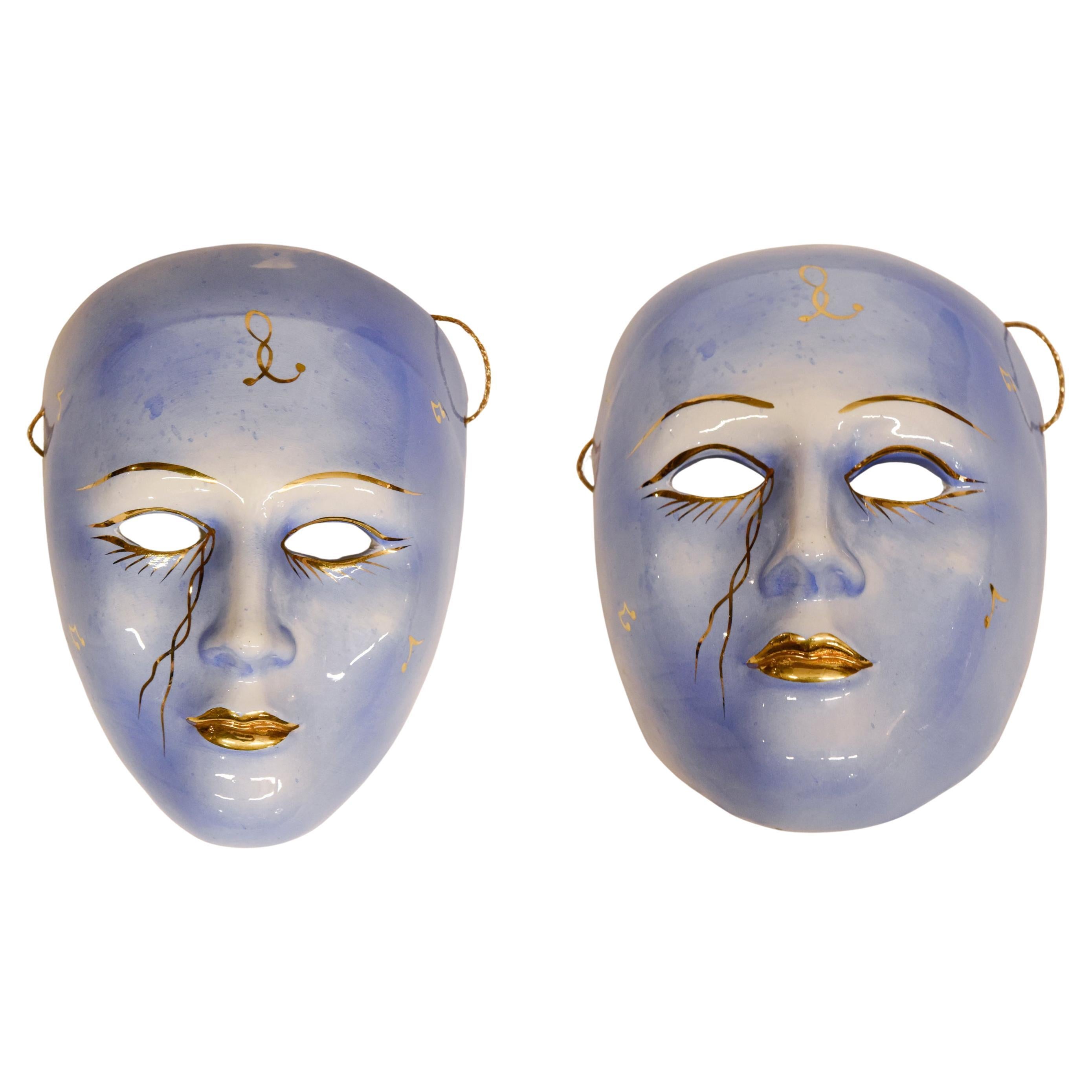 Voici deux magnifiques masques italiens en céramique, peints à la main.  J'ai pensé les présenter ensemble car ils me semblent plus intéressants.
Les dimensions de Pierrot sont : cm. 18,5 x 14 x prof. 6,5 cm.

réf. nr. O/8275.