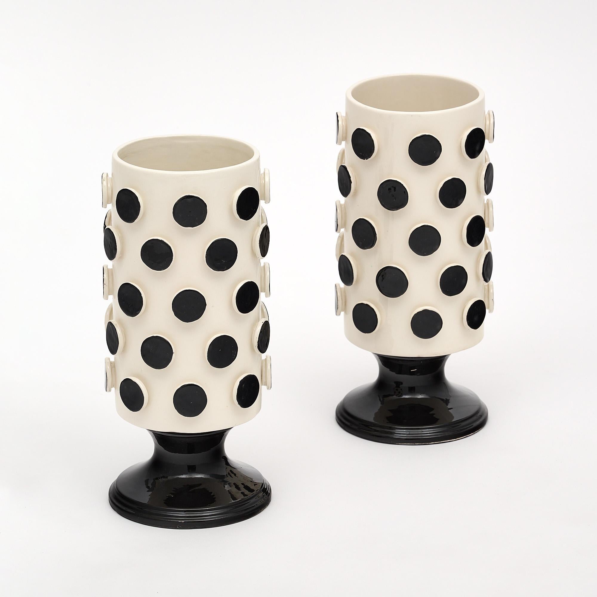 Paar Vasen im Stil des italienischen Modernismus aus schwarzer und weißer Keramik. Dieses handgefertigte Paar stammt aus Verona und ist mit MC signiert.
