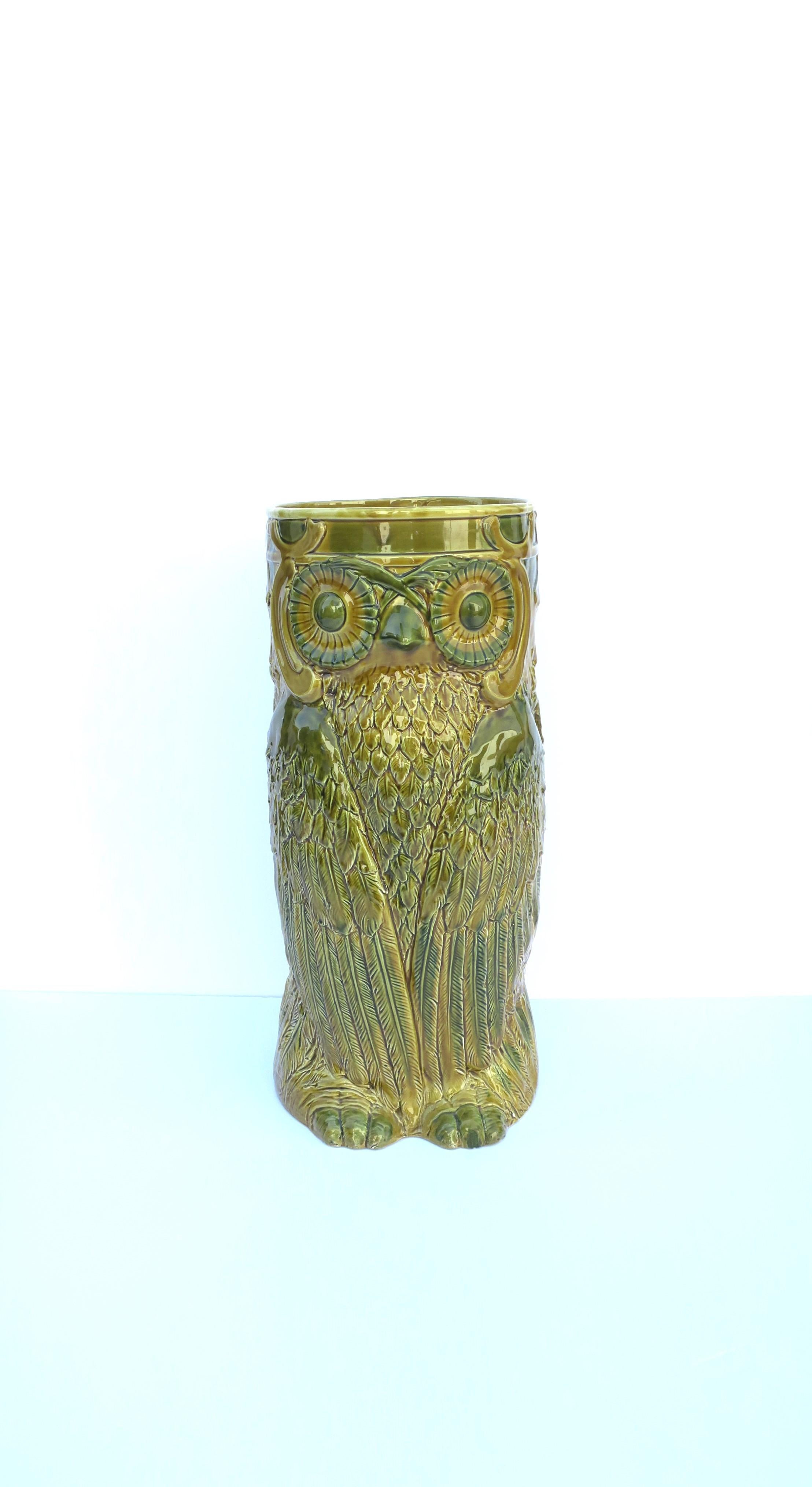 A beautiful Italian glazed ceramic owl umbrella holder stand, circa mid-20th century, 1960s, Italy. Color hues include yellow and green. Piece is marked on understand 