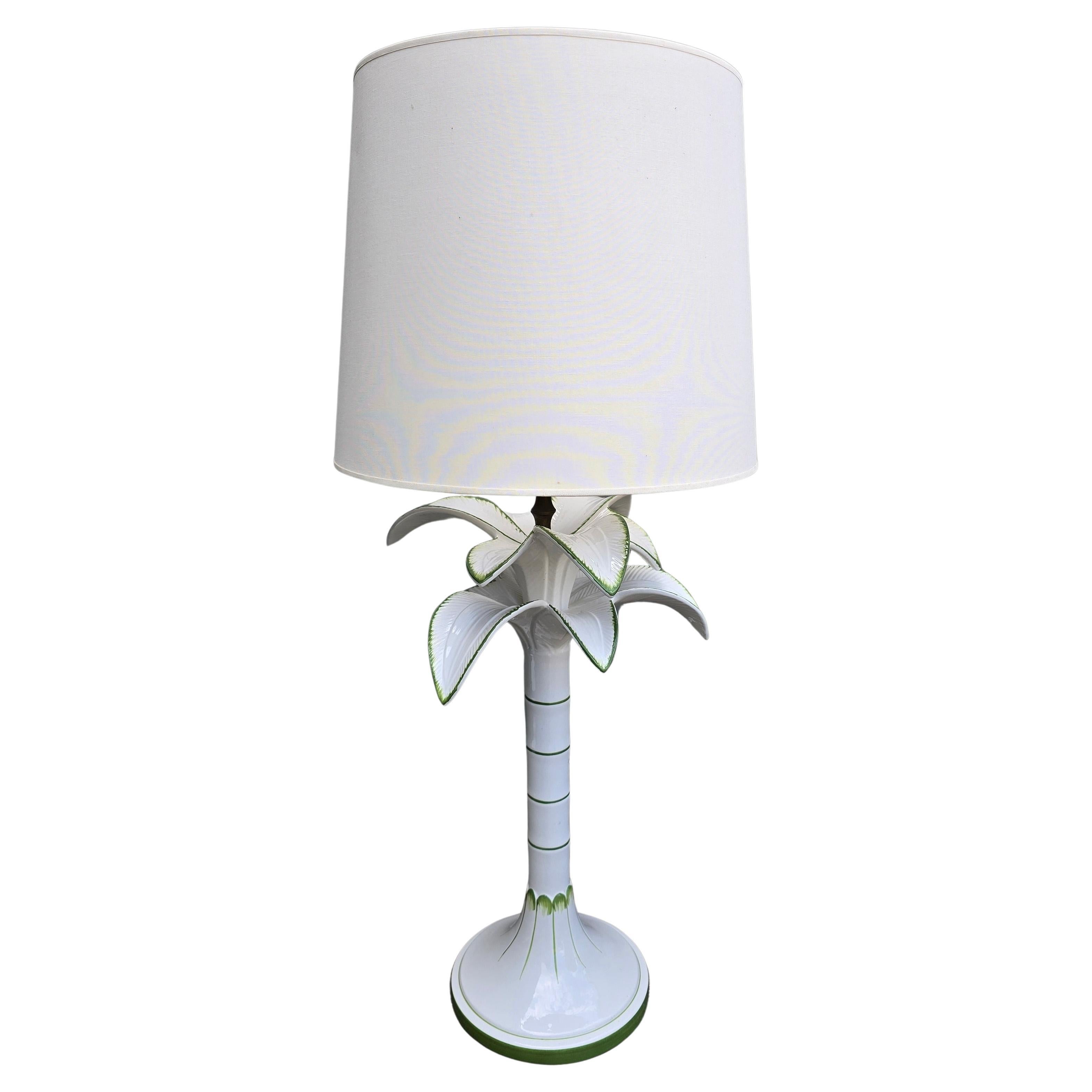Lampada da tavolo a forma di palma in ceramica italiana - circa 1970

Una straordinaria lampada da tavolo in ceramica vintage, realizzata in Italia intorno al 1970, con un design scultoreo a forma di palma. La base in ceramica smaltata bianca è
