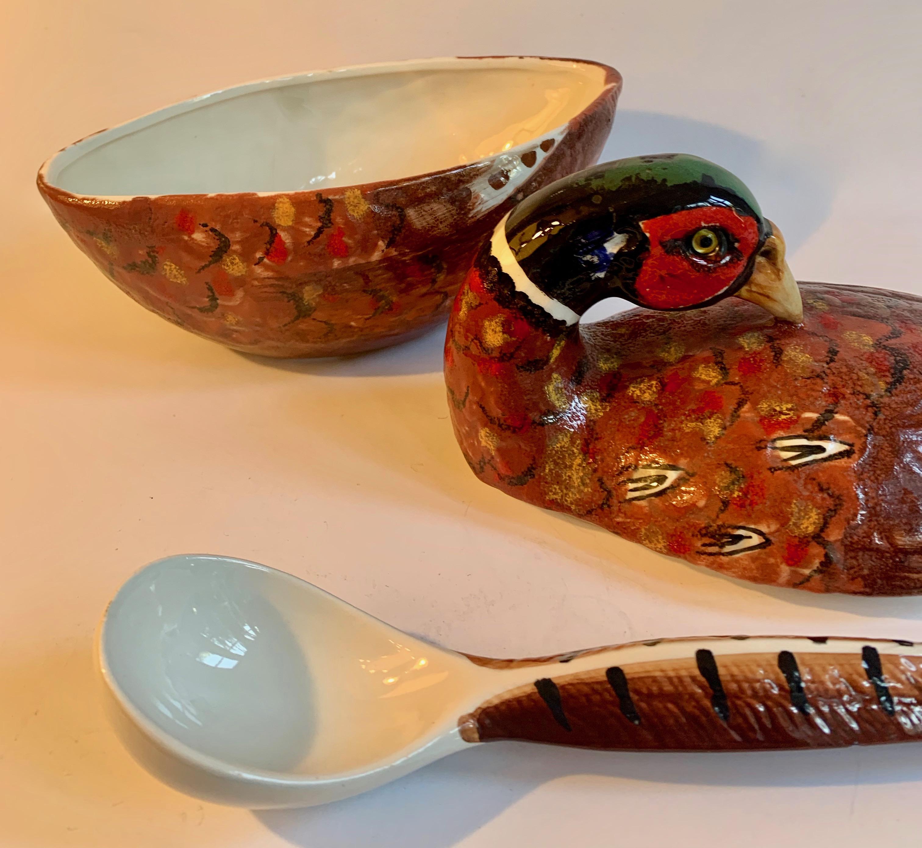 Italienische handbemalte Keramik-Fasanensuppen-Terrine mit Schöpflöffel. Eine Suppen- oder Soßenterrine mit einer handgemalten vogelähnlichen Form und einer Kelle als Schwanz. Ein wunderbares Stück für ein gemeinsames Dankeschön oder ein einfaches
