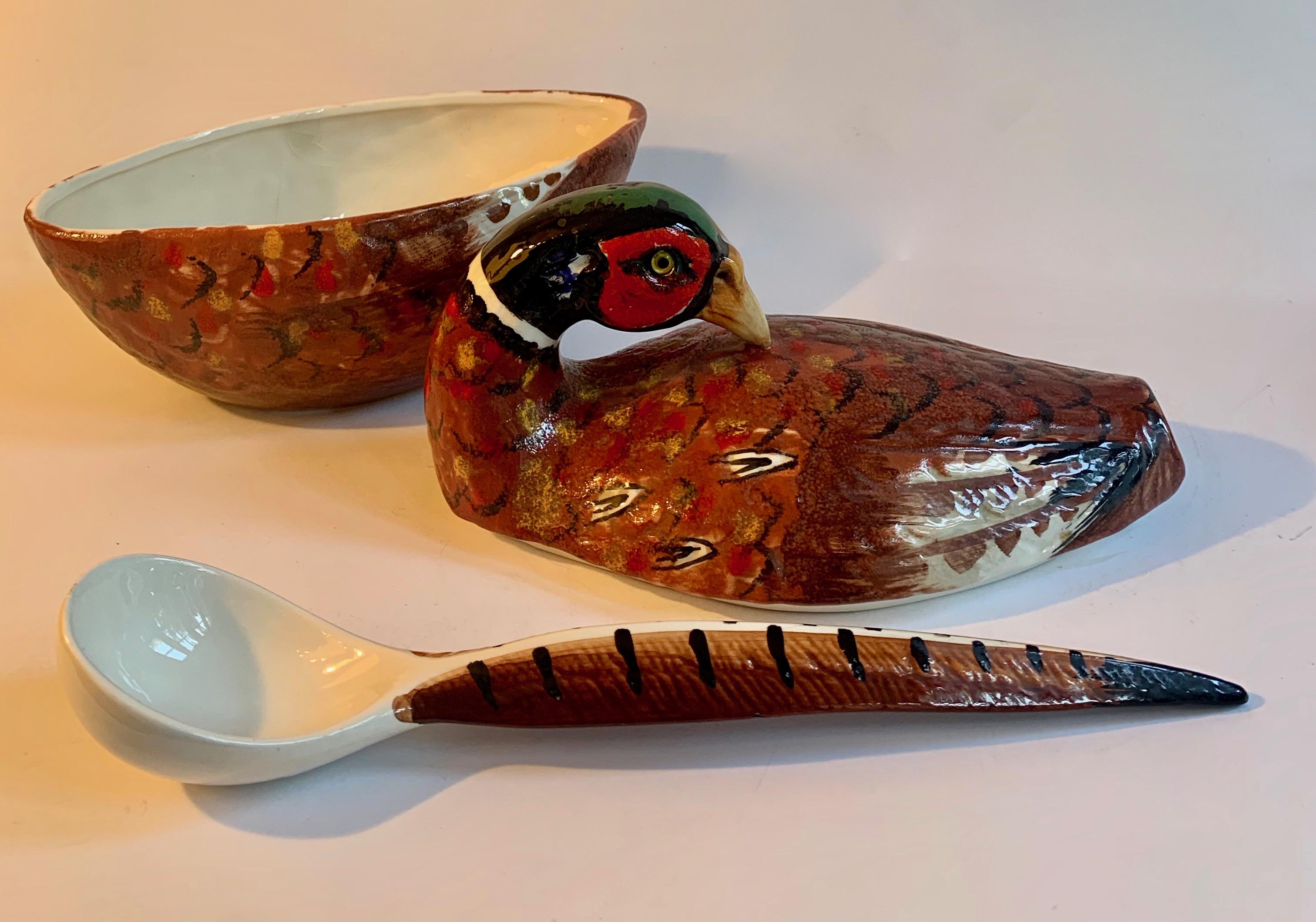 Italienische Keramik-Fasanensuppenterrine mit Schöpfkelle (20. Jahrhundert) im Angebot