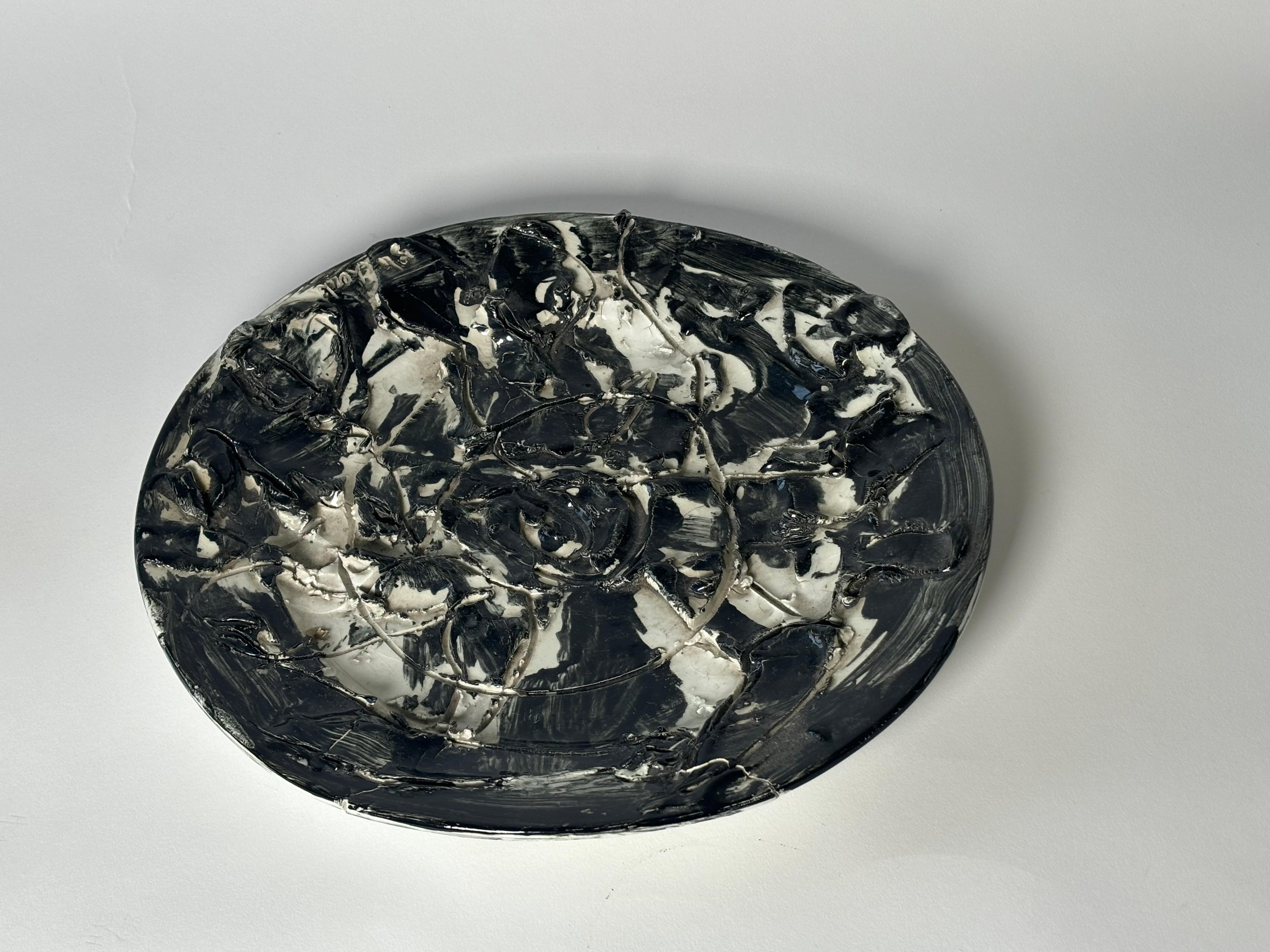 Plato de cerámica diseñado y fabricado por Sandro Cherchi, Albisola, años 50. Firmado. Pieza única.

Biografía
Sandro Cherchi (Génova, 1911 - Turín, 1998) fue un escultor italiano. Muchas de sus obras se encuentran en el Museo Fortunato Calleri de