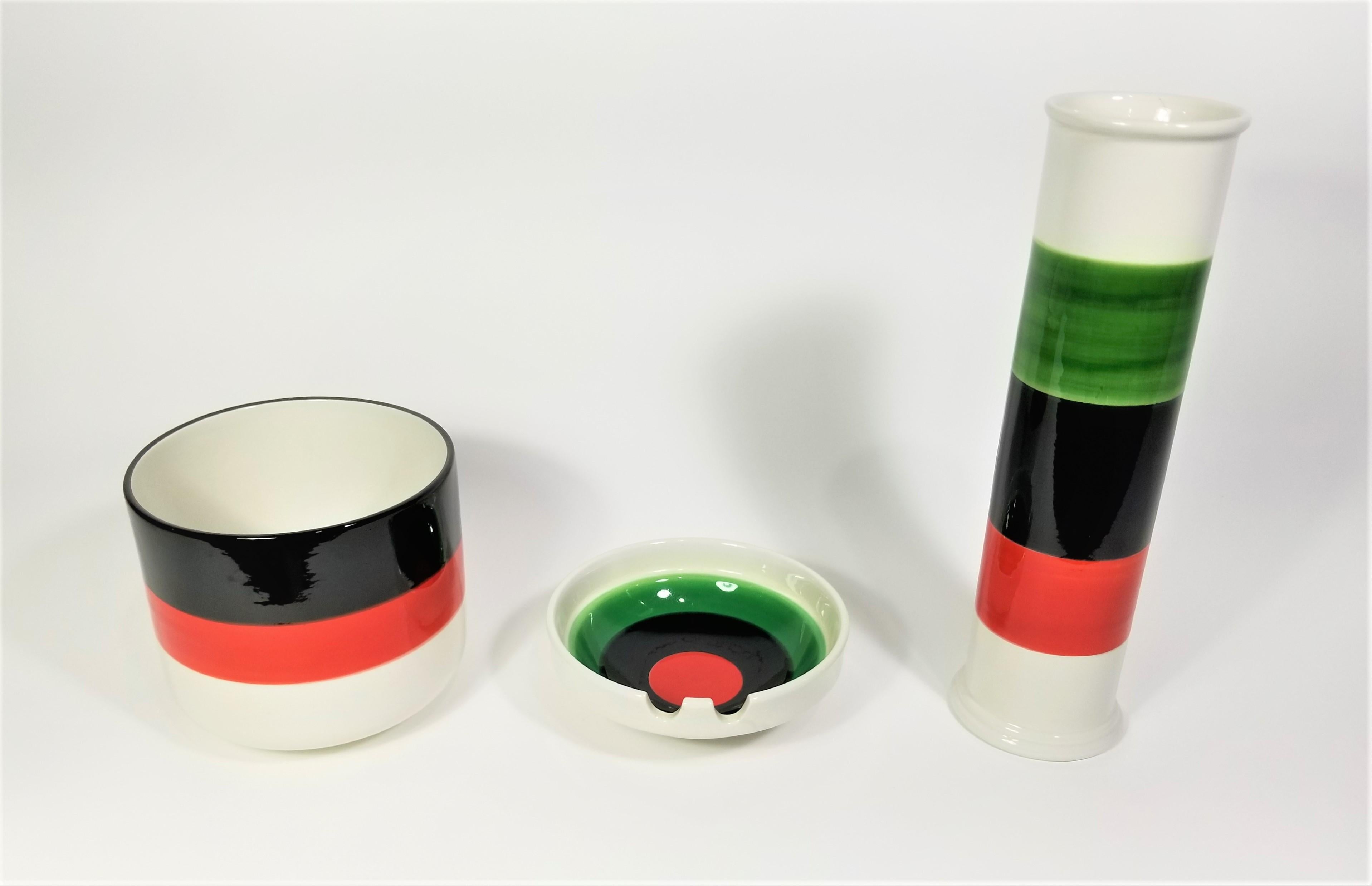 Vintage Italienisch glasierte Keramik Keramik 3 Stück Sammlung bestehend aus Vase, Topf und Aschenbecher. Weiß, schwarz, rot, grün. Made in Italy mit Herstellermarke am Boden. 
Ausgezeichneter Zustand. 