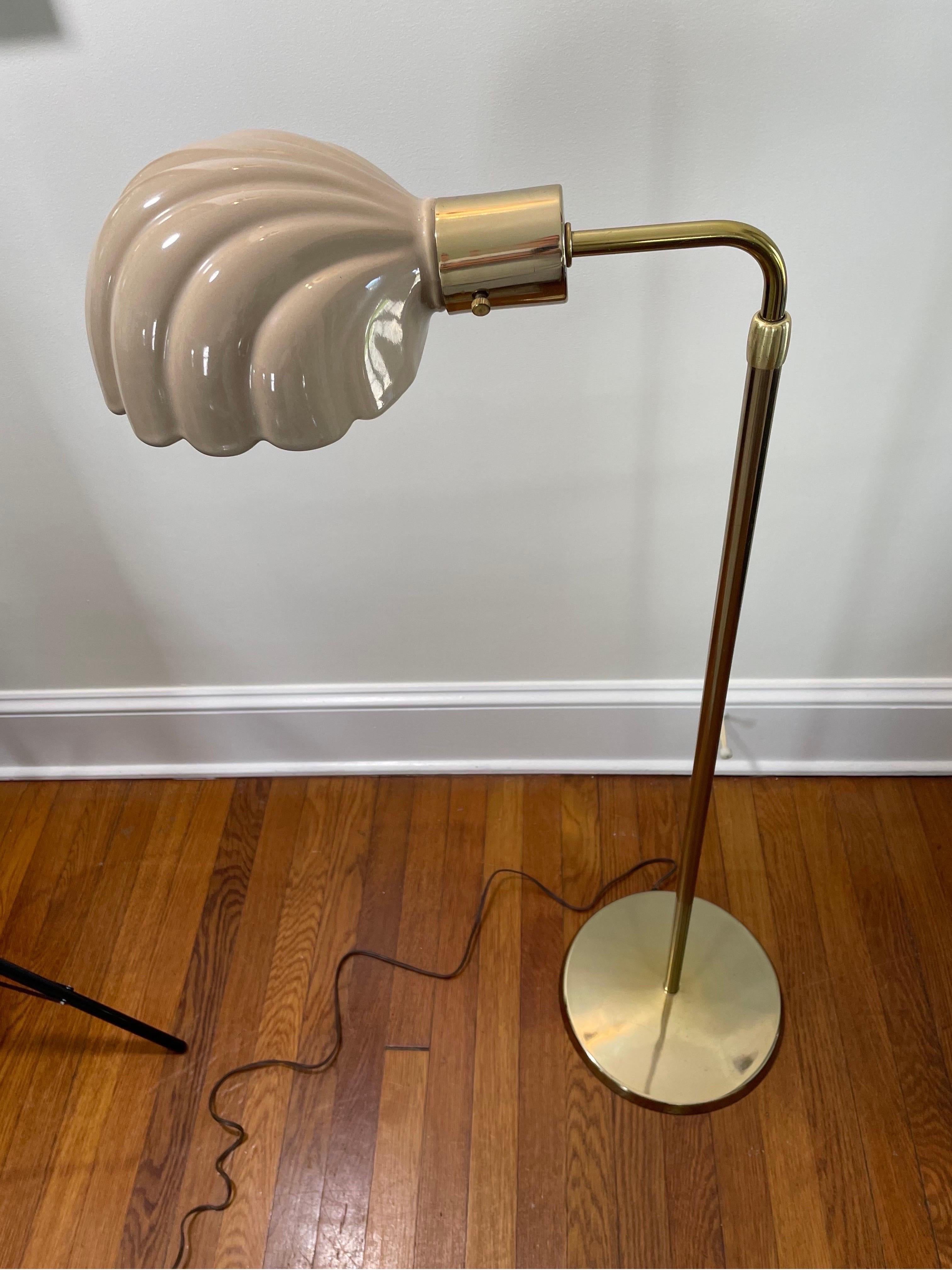 circa 1960s Italian reading lamp.
Pivoting ceramic scallop shell shade on adjustable height base.
All original and in perfect working order.

Adjusts from 36