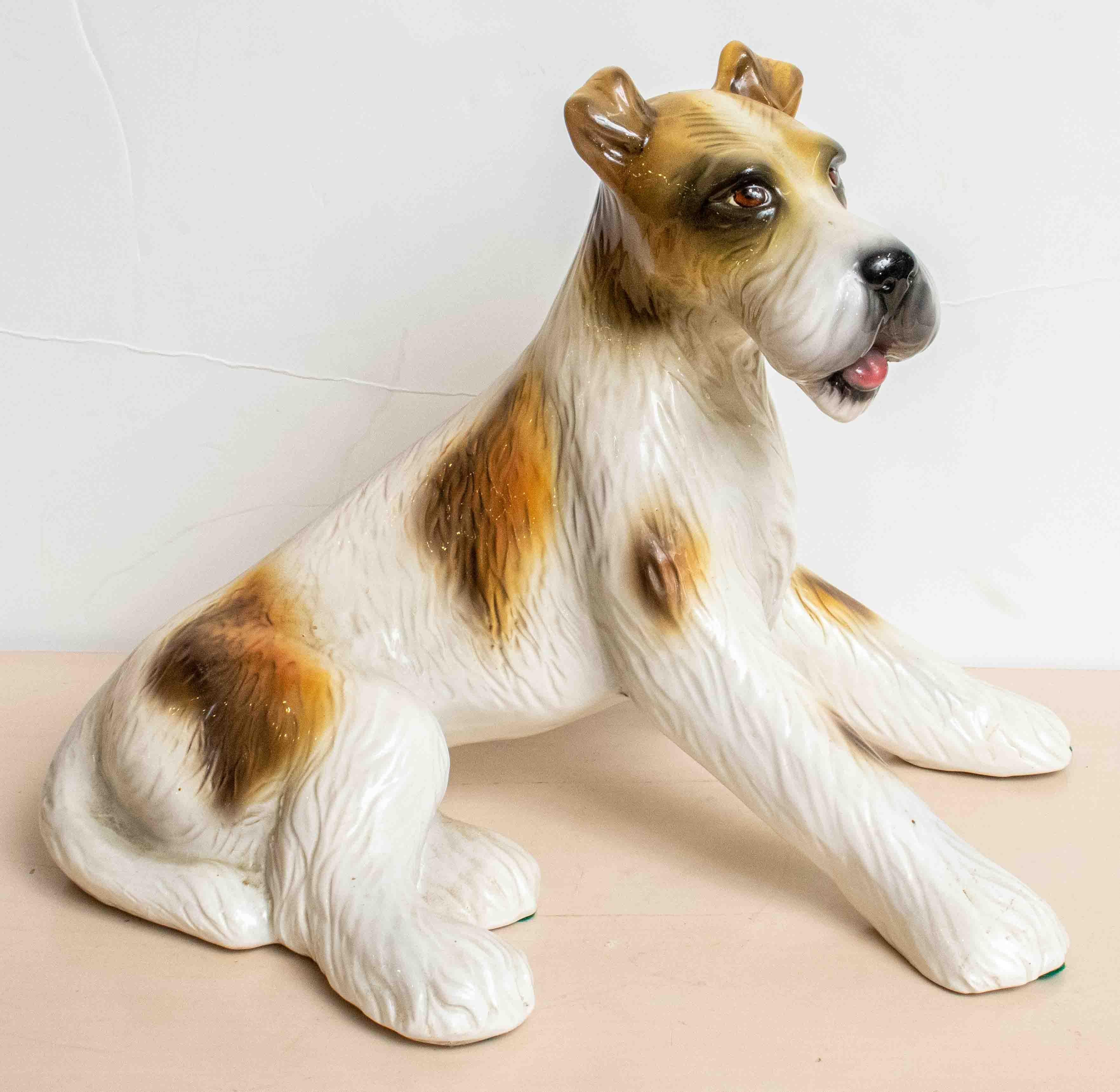 1950er Jahre italienischer Keramikhund eines sitzenden Terriers. Schöne glasierte Weiß-, Braun- und Schwarzfärbung. Schöne Details im Gesicht und am Körper.