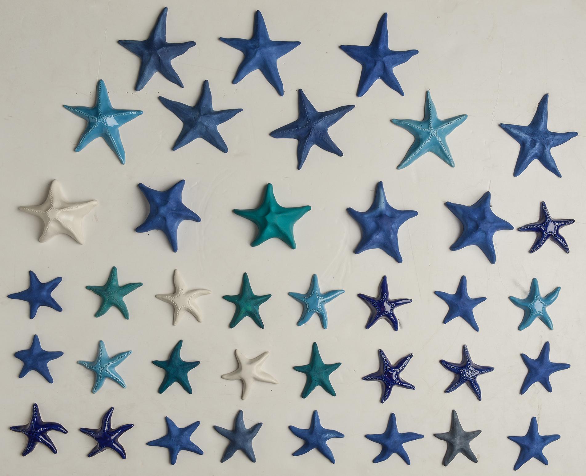 Italian ceramic stars, made and painted entirely by hand - Idea: glued to the wall in a house by the sea, to form a row or a big star.
da O/1997 a O/2005.