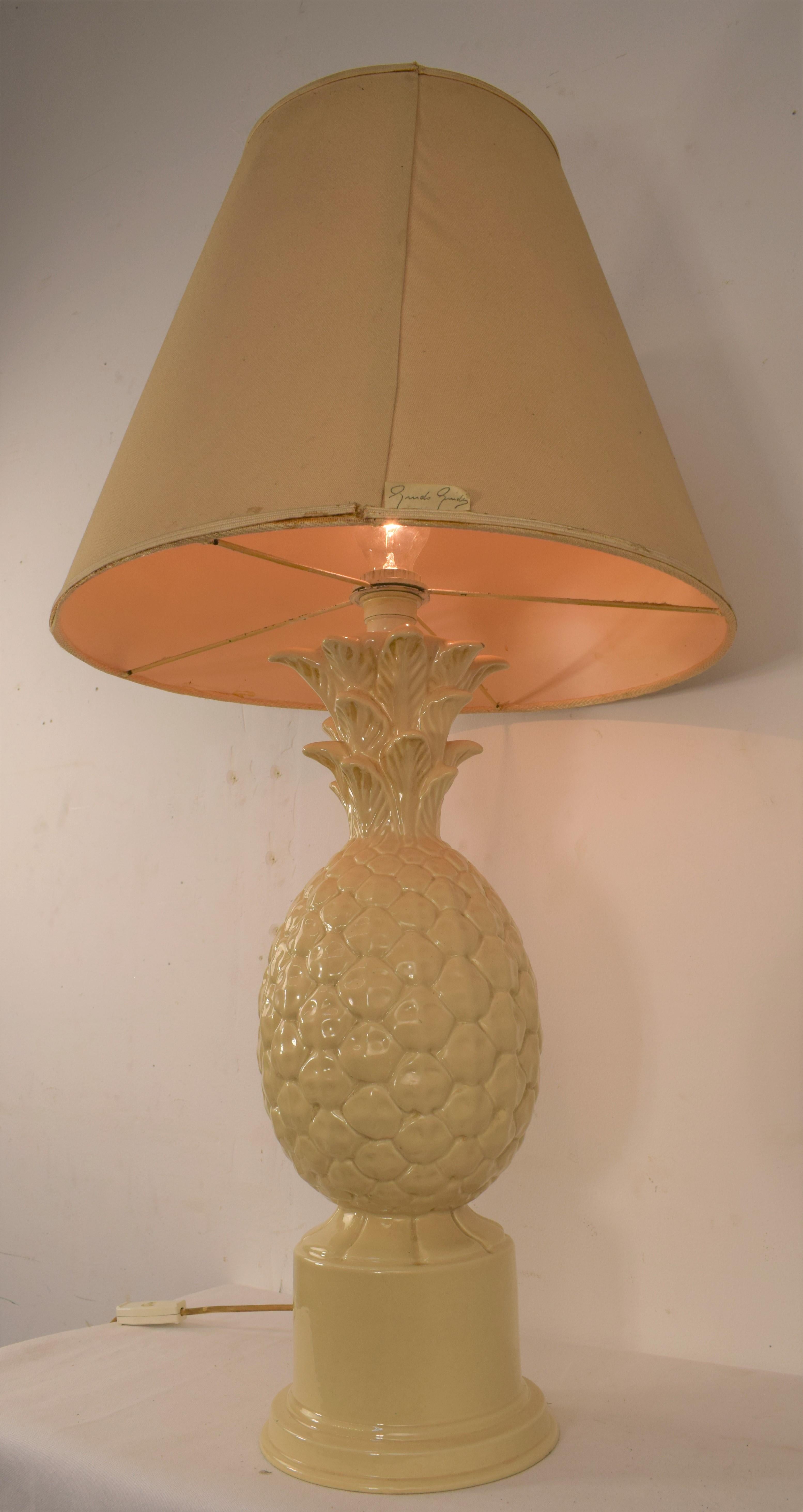 Italienische Keramik-Tischlampe, 1960er Jahre.
Abmessungen: H= 90 cm; D= 50 cm
Nur Lampe: H=52 cm; D=20 cm.