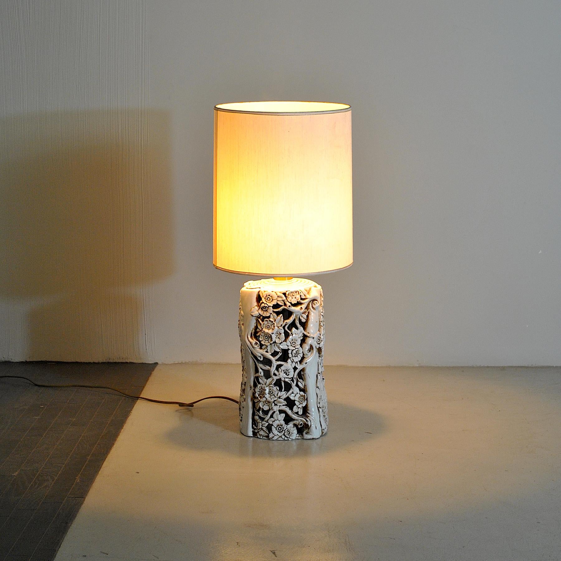 Lampe de table sculpturale des années 1960 avec une structure en céramique émaillée finement travaillée.

La lampe est vendue sans l'abat-jour sur la photo, mais il peut être demandé dans la forme, les tailles et les couleurs que vous souhaitez