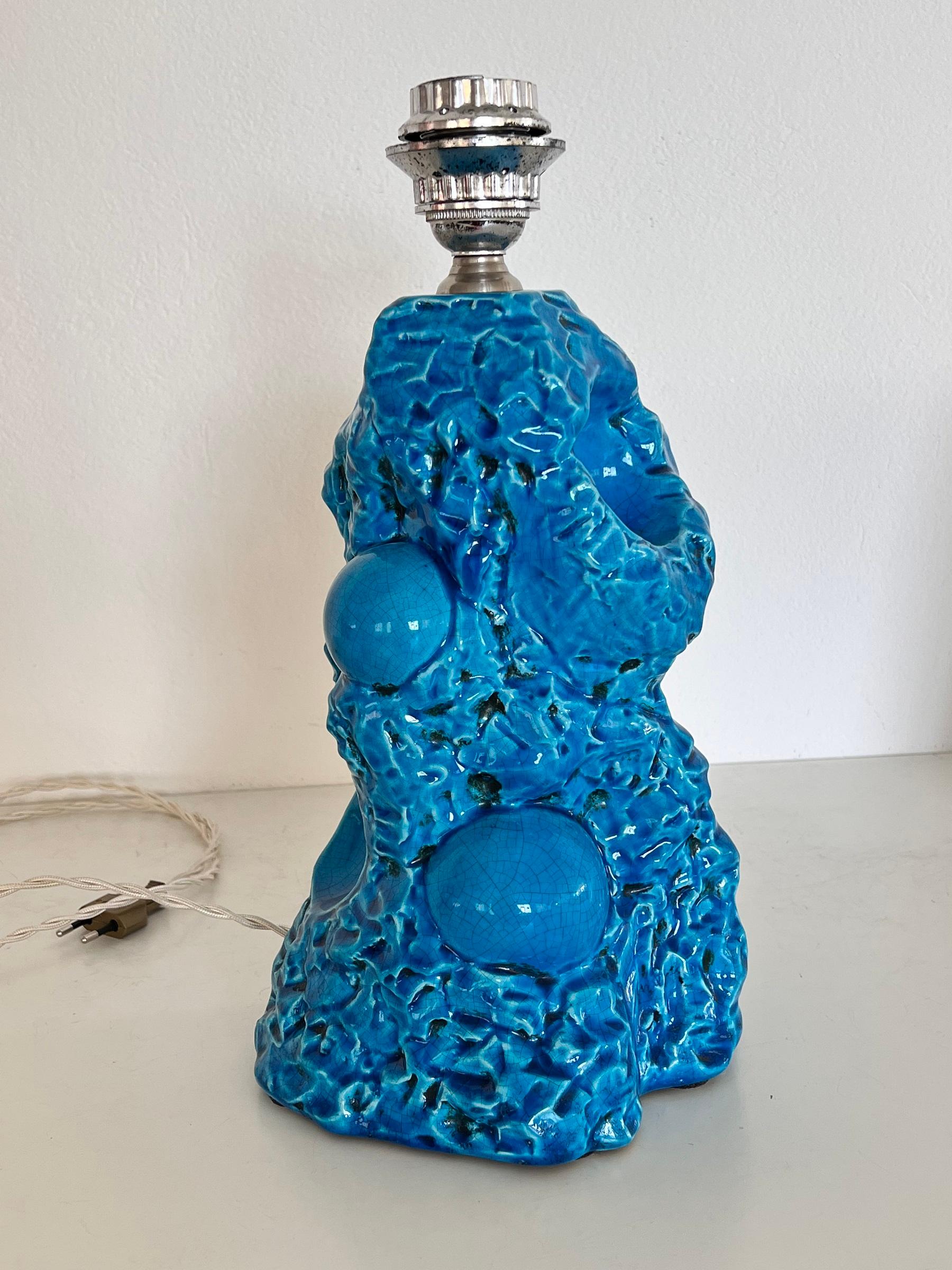 Special ceramic table lamp handmade in Italy by Zaccagnini in the 1970s.
The base of the lamp has a particularly bright blue color and a special appearance, reminiscent of lava stone.
Typical of the pop 70-80s.
The cable has been renewed with a