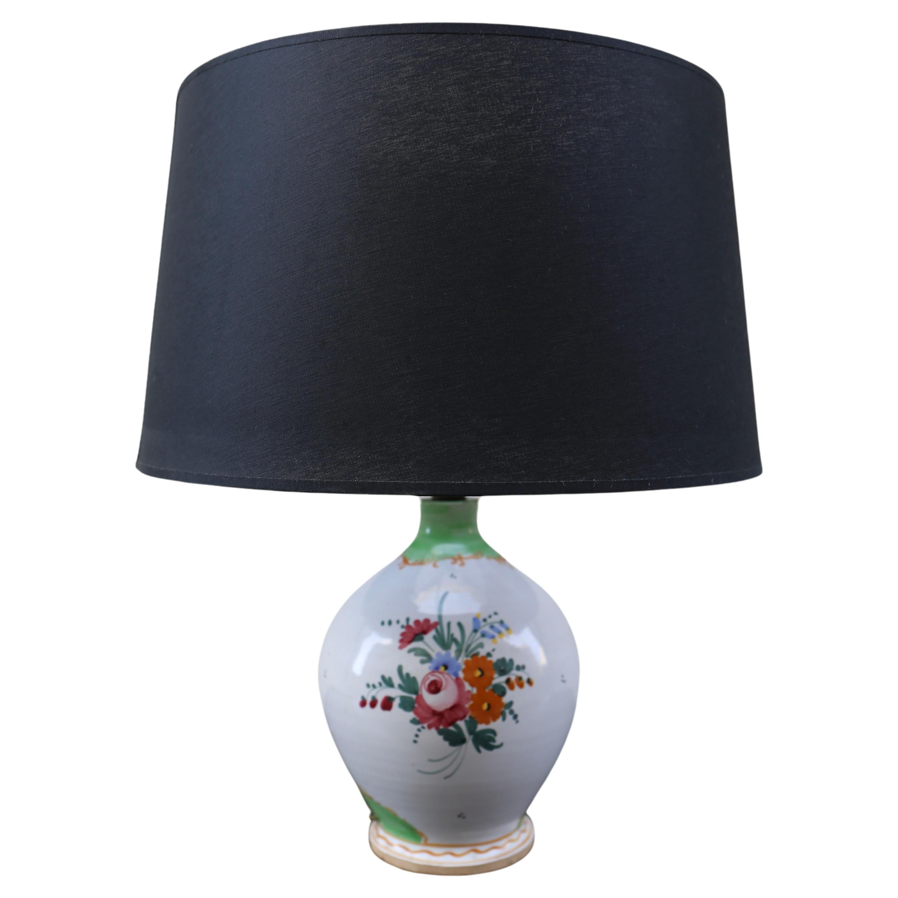 Italian ceramic table lamp vase, decorated with flowers and leaves.

Diameter 6.2