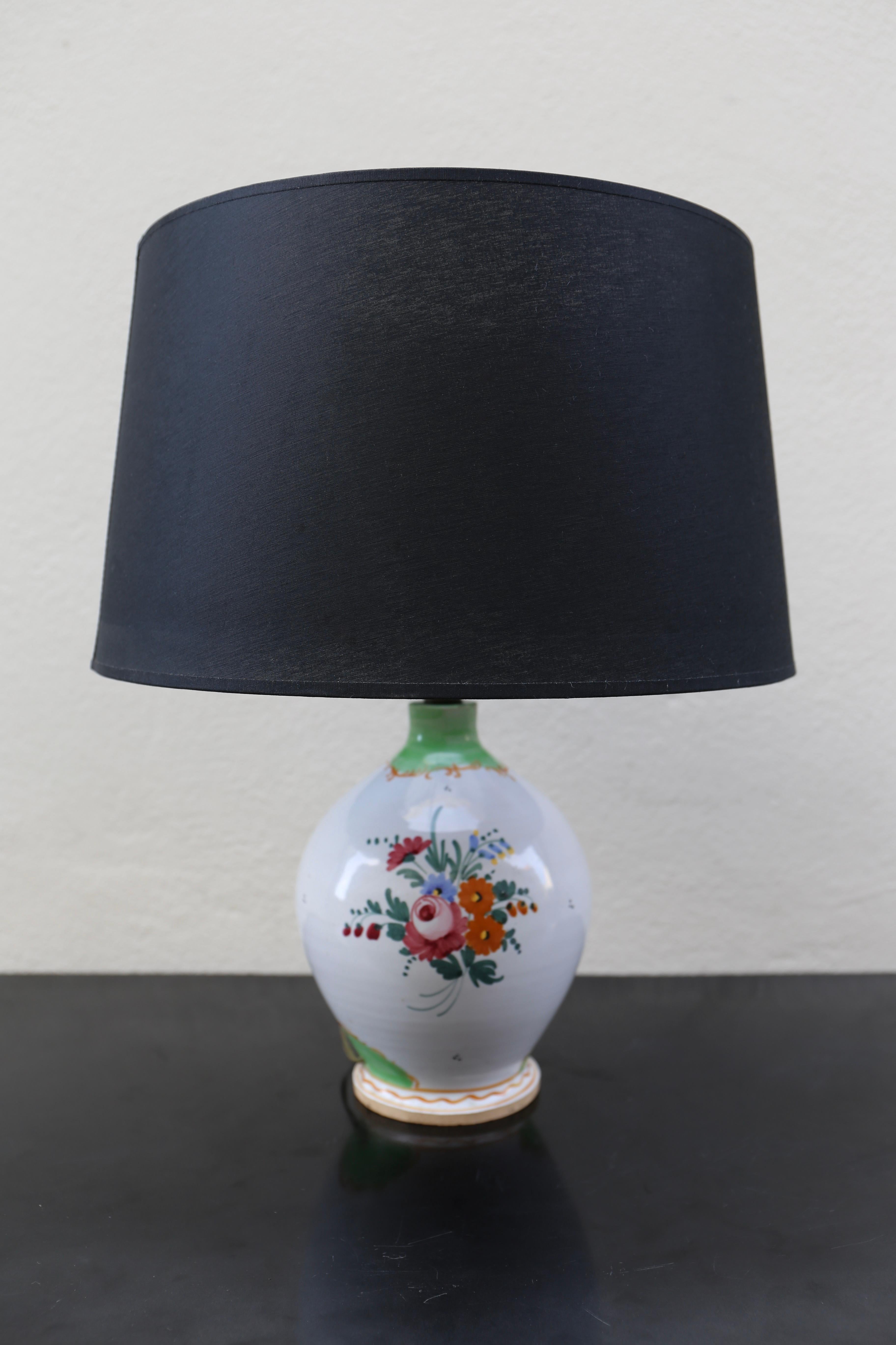 20th Century Italian Ceramic Table Lamp Decorated with Flowers  For Sale