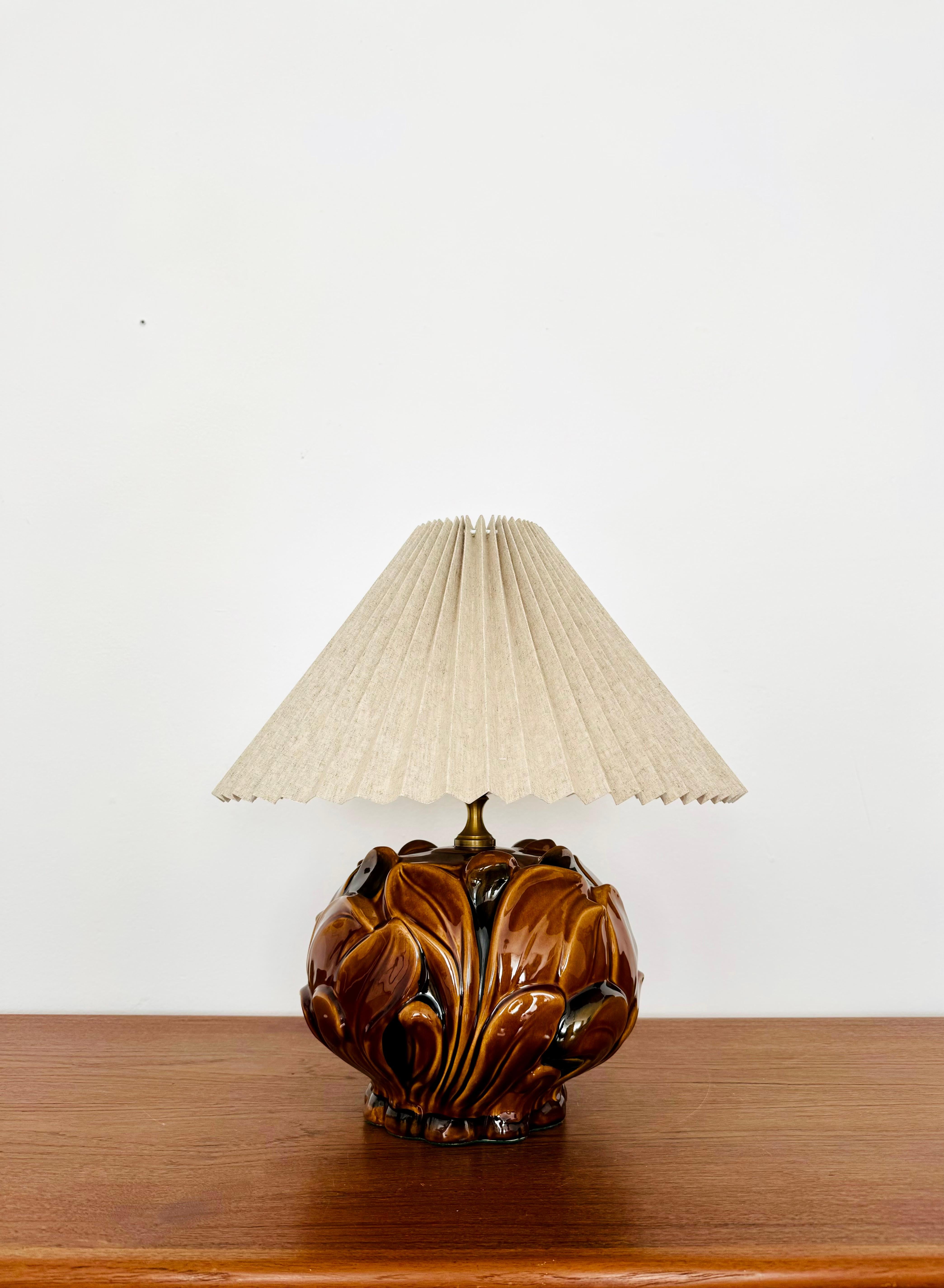 Beeindruckend schöne italienische Keramik-Tischlampe aus den 1960er Jahren.
Extrem hohe Verarbeitungsqualität und sehr schönes Design.
Die Kunststoffstruktur ist ein besonderes Detail.

Hersteller: Societa Porcellane Künstlerisch

Bedingung:

Sehr