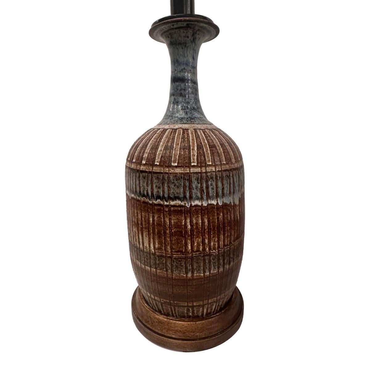 Lámpara de cerámica italiana de la década de 1950.

Medidas:
Altura del cuerpo: 17
Altura hasta el apoyo de la sombrilla: 29
Diámetro: 7