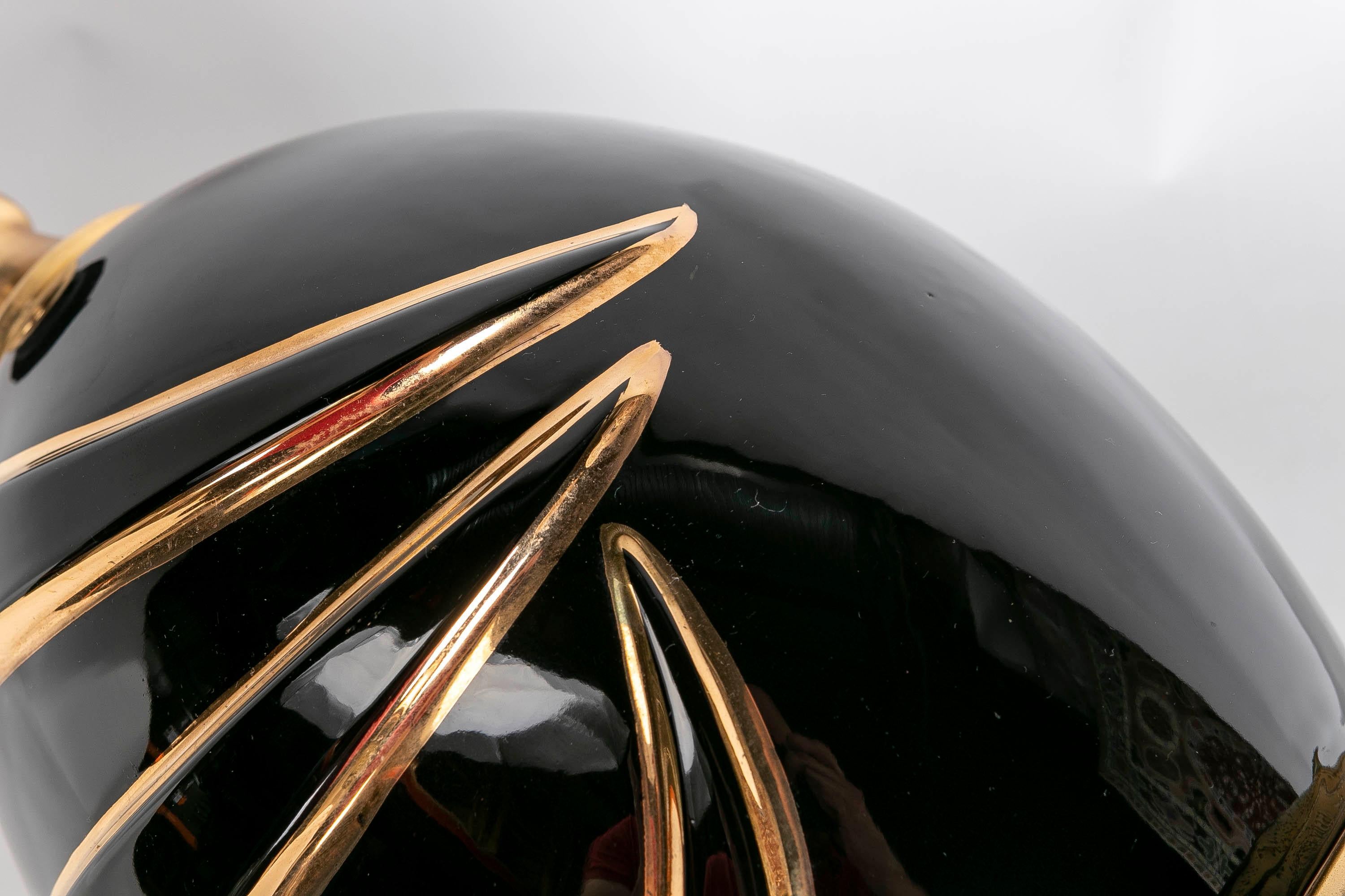 Italienische Keramik-Tischlampe in schwarzer Farbe mit Golddekorationen im Angebot 9