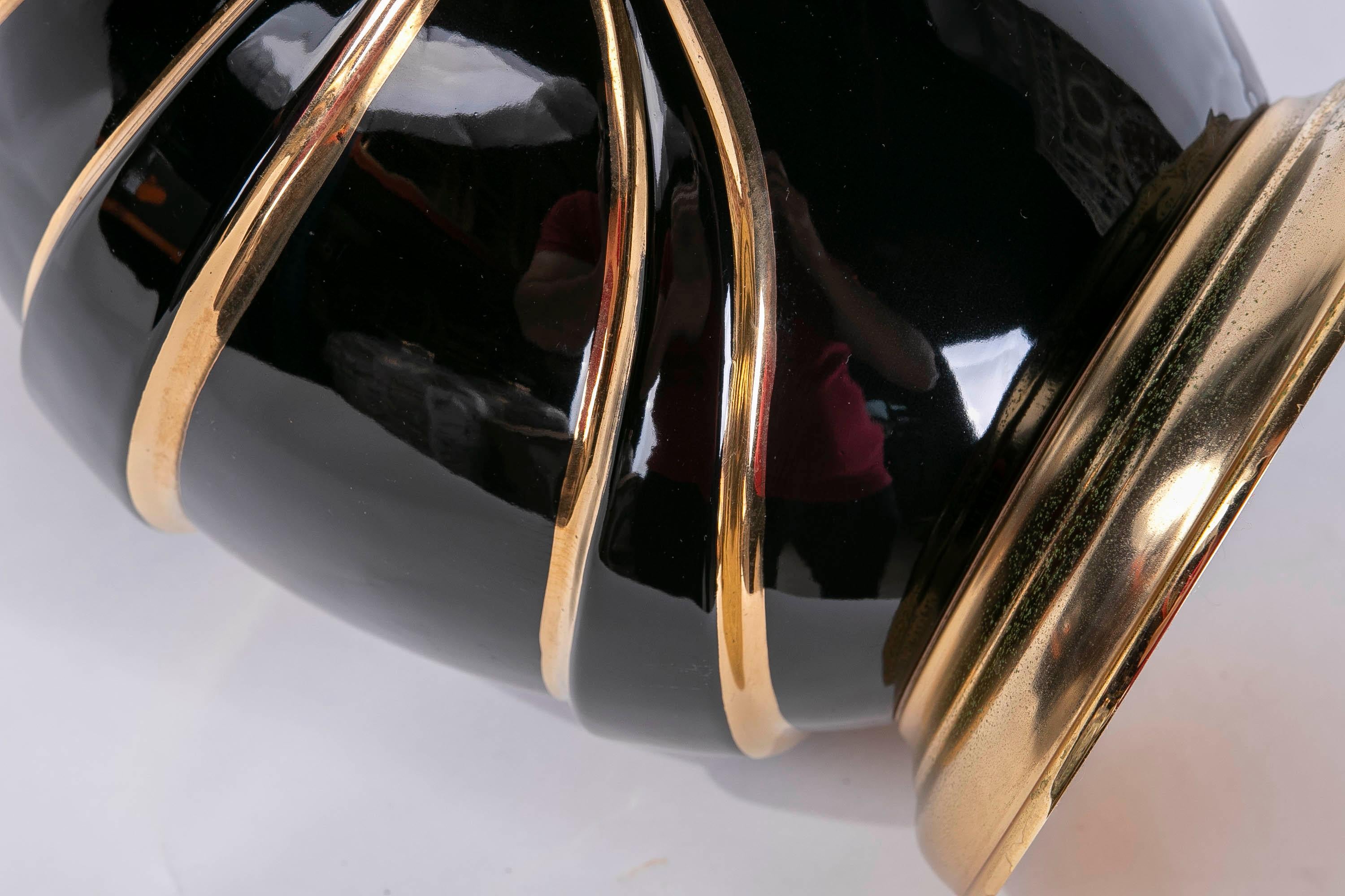 Italienische Keramik-Tischlampe in schwarzer Farbe mit Golddekorationen im Angebot 11