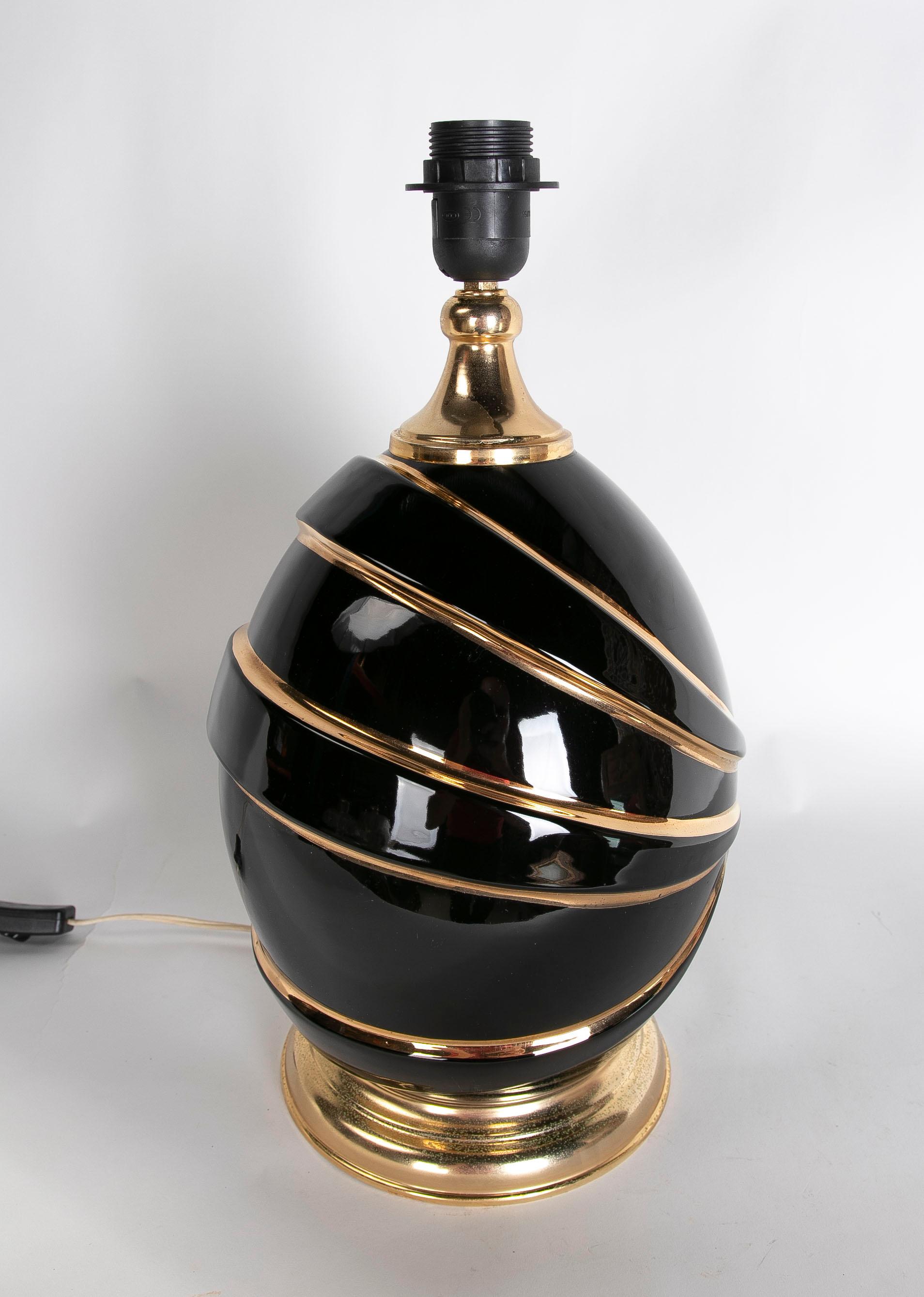 Italienische Keramik-Tischlampe in schwarzer Farbe mit Golddekorationen (20. Jahrhundert) im Angebot