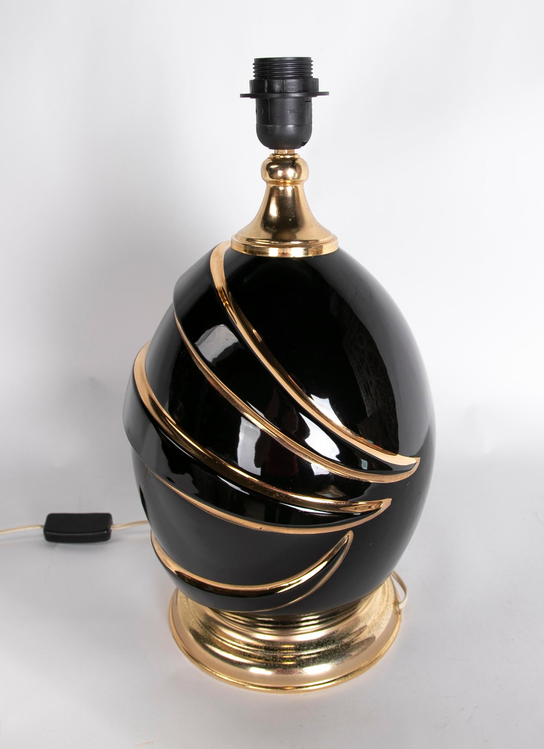 Italienische Keramik-Tischlampe in schwarzer Farbe mit Golddekorationen im Angebot 1