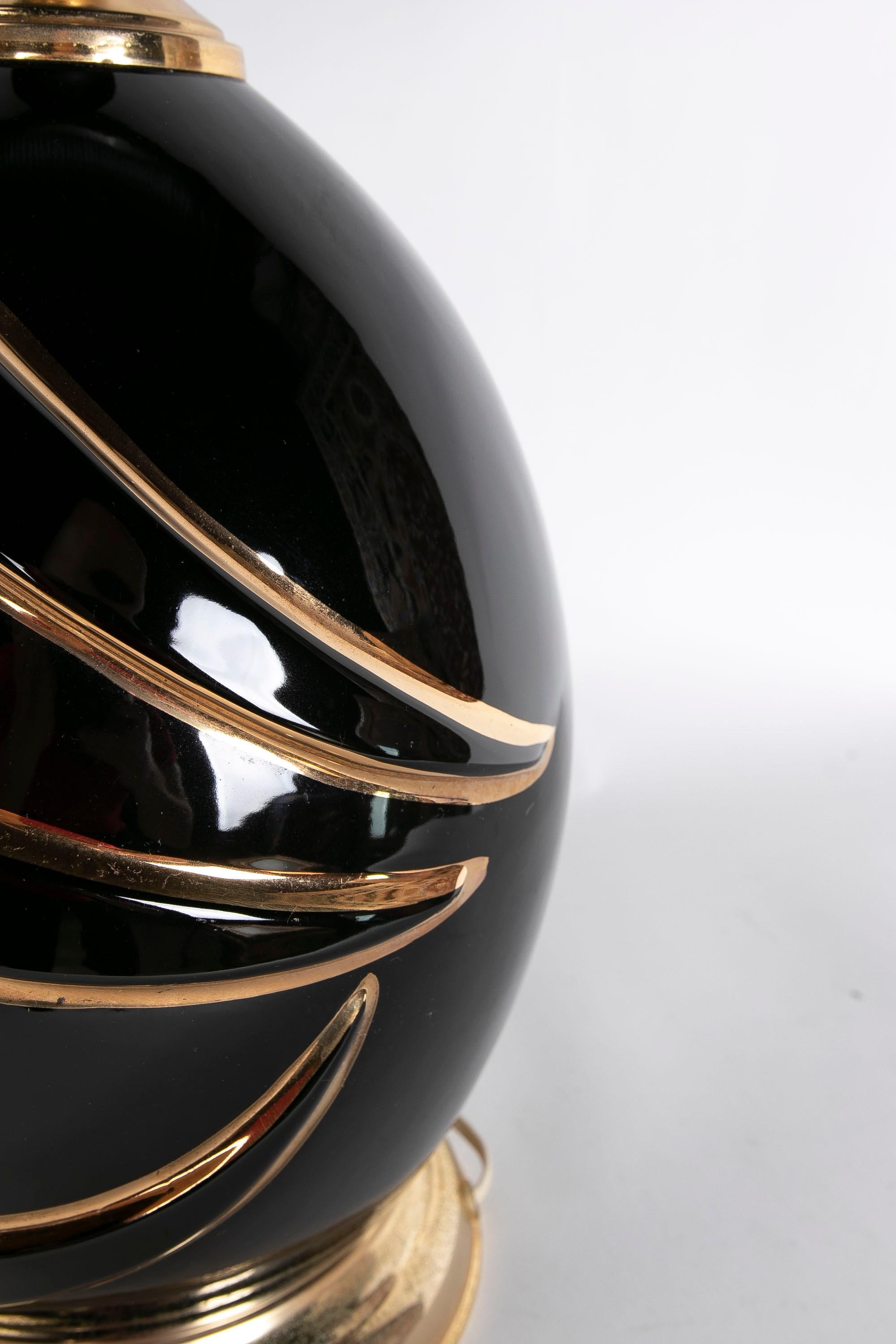 Italienische Keramik-Tischlampe in schwarzer Farbe mit Golddekorationen im Angebot 2