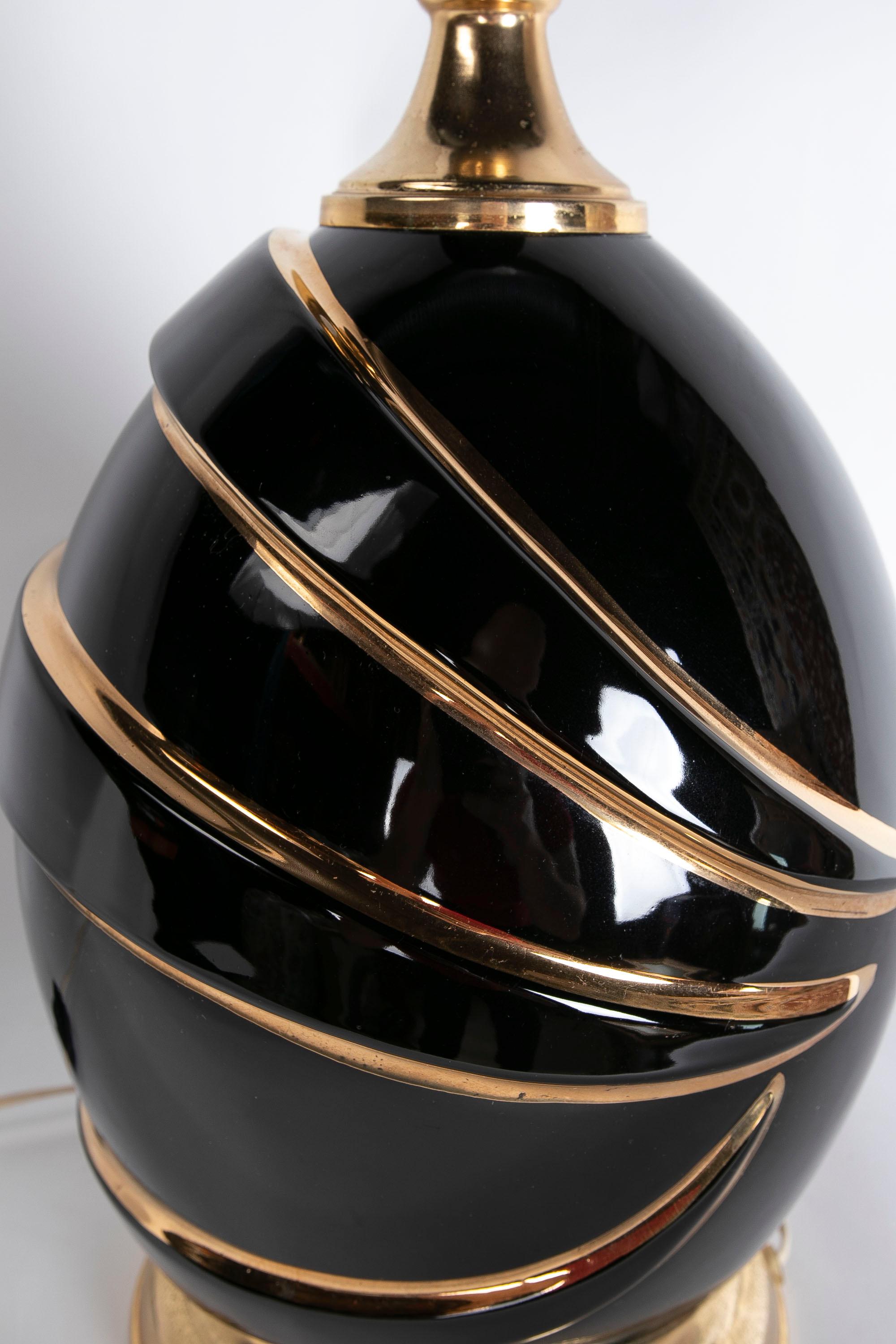 Italienische Keramik-Tischlampe in schwarzer Farbe mit Golddekorationen im Angebot 3