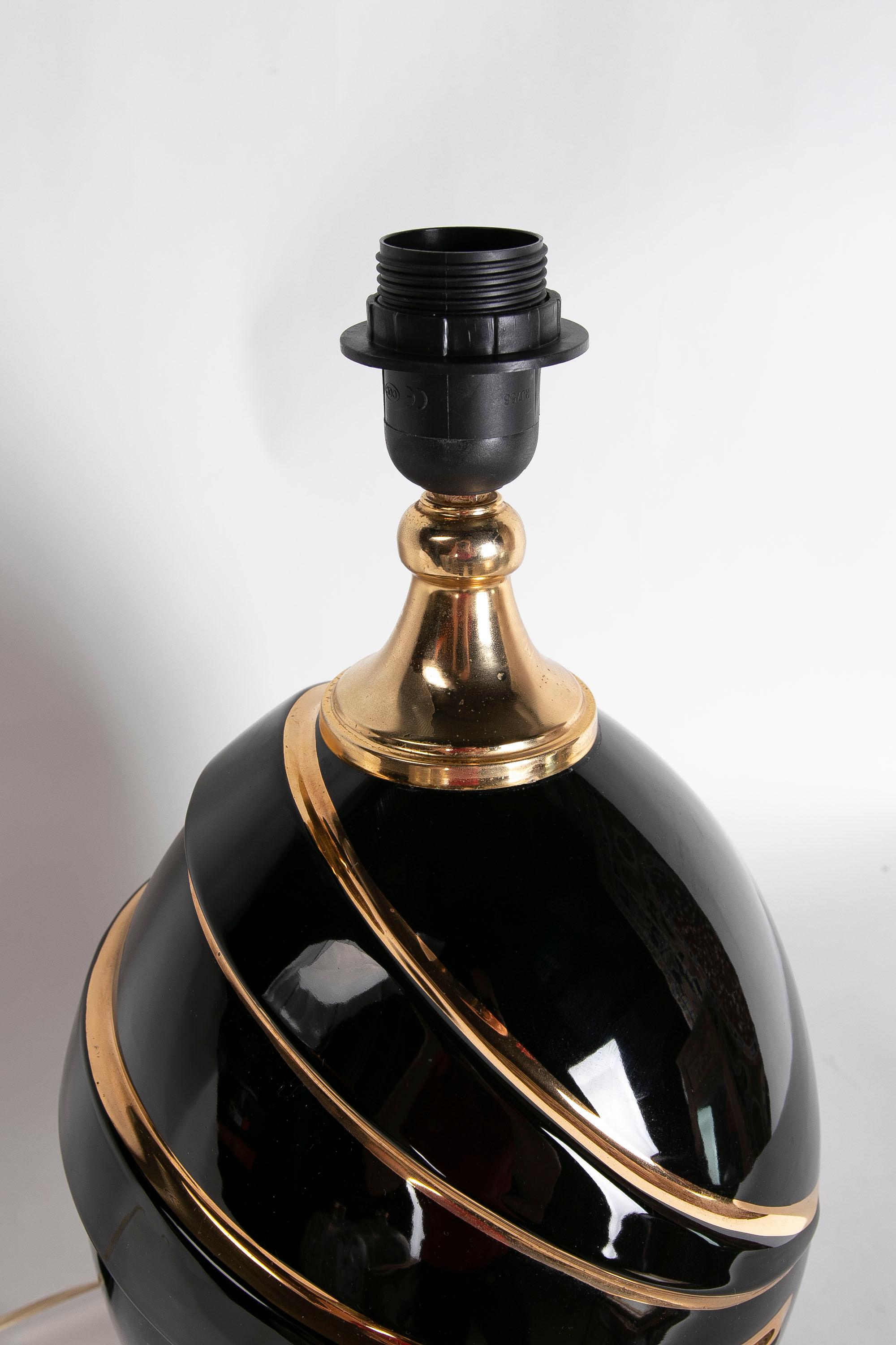 Italienische Keramik-Tischlampe in schwarzer Farbe mit Golddekorationen im Angebot 5
