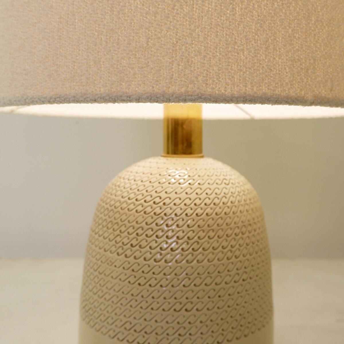 Italienische Keramik-Tischlampe aus Keramik im Stil von Tommaso Barbi – 1960er Jahre 
Neuer Lampenschirm aus weißem Bouclé-Stoff
Italienische Keramik 