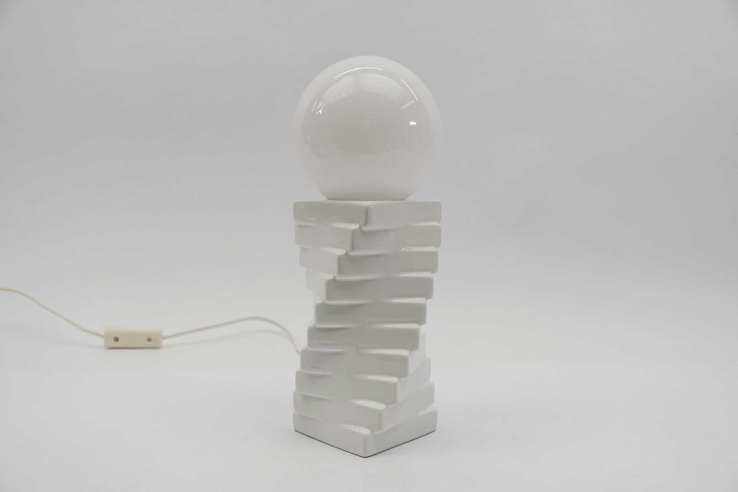 Italian Ceramic Table Lamp with a Milk Glass Ball Shade, 1960s In Good Condition For Sale In Nürnberg, Bayern