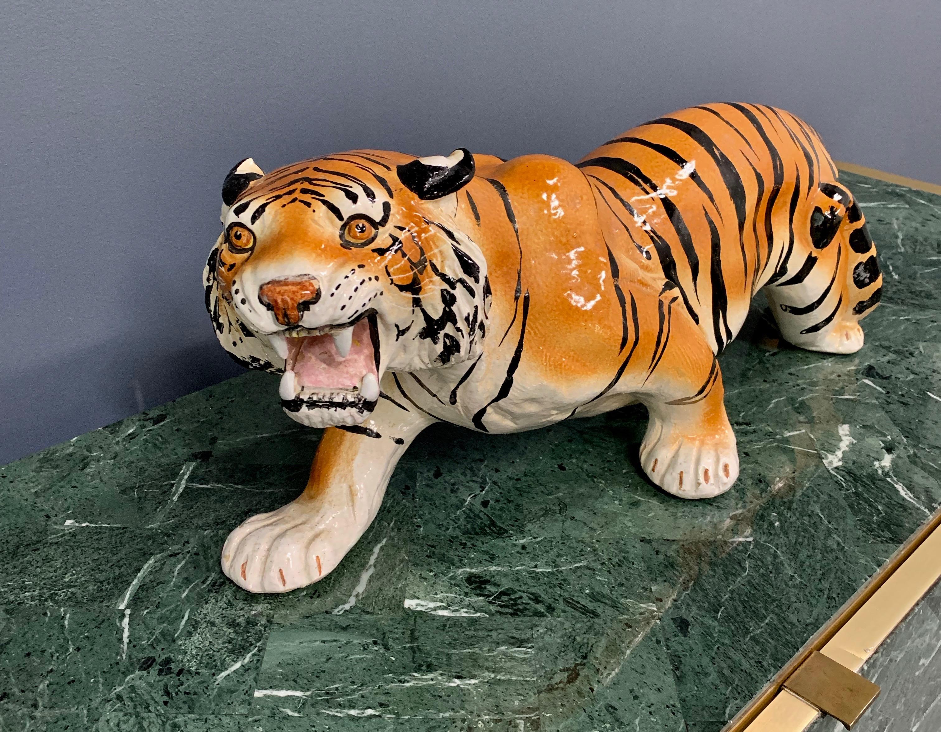 Tigre grogneur très décoratif avec des couleurs vibrantes et il a une marque incisée 